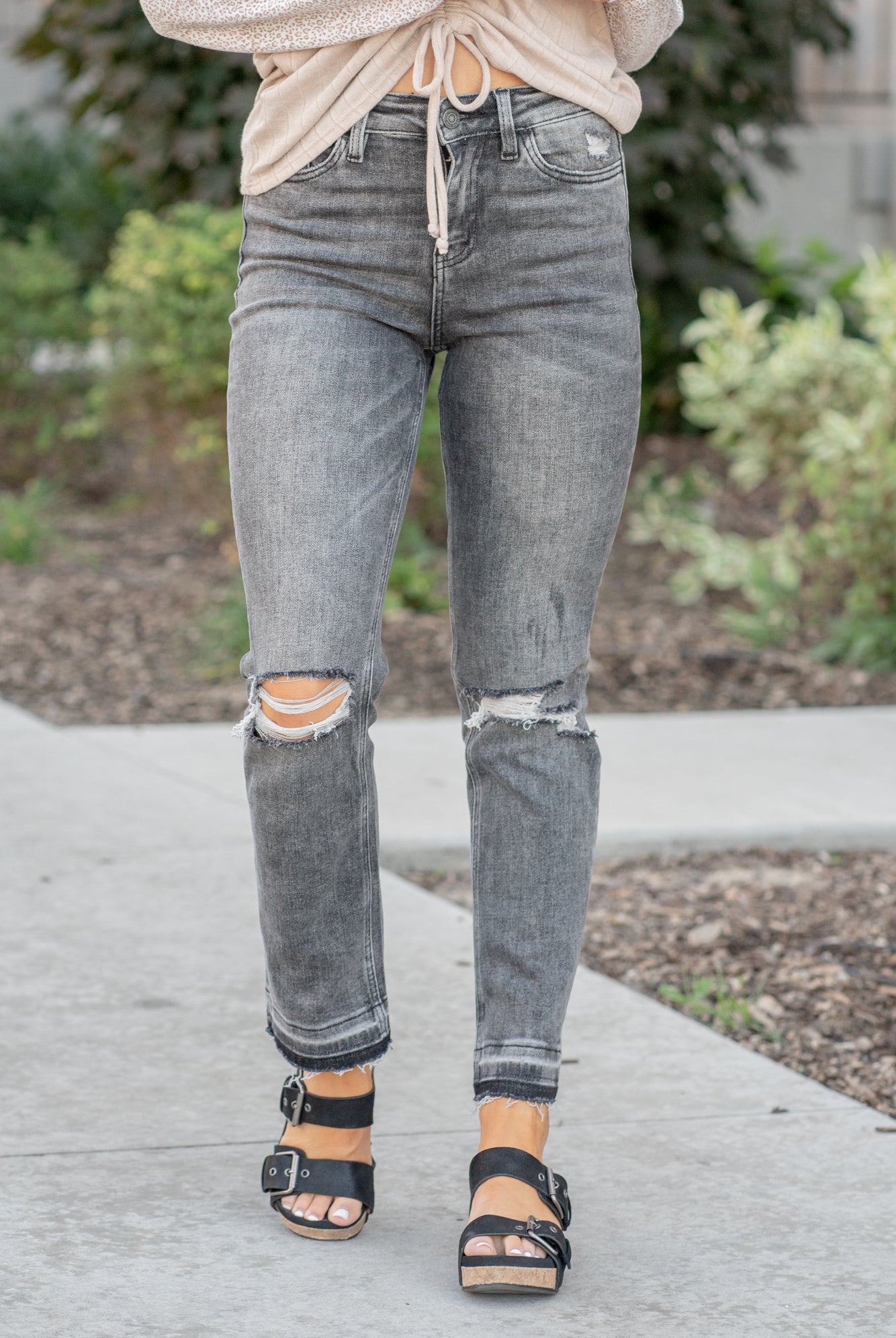 Vervet Flying Monkey Jeans These high-waisted straight-leg jeans have a comfortable stretch to them with distressed legs and a released hem, they will be your fall go-to denim. Color: Grey Wash Cut: Straight, 28* Rise: High Rise, 10.5" Front Rise* Material: 93.8% COTTON, 5.4% POLYESTER, 0.8% SPANDEX Machine Wash Separately In Cold Water Stitching: Classic Fly: Zipper Style #: VT1172 Contact us for any additional measurements or sizing.