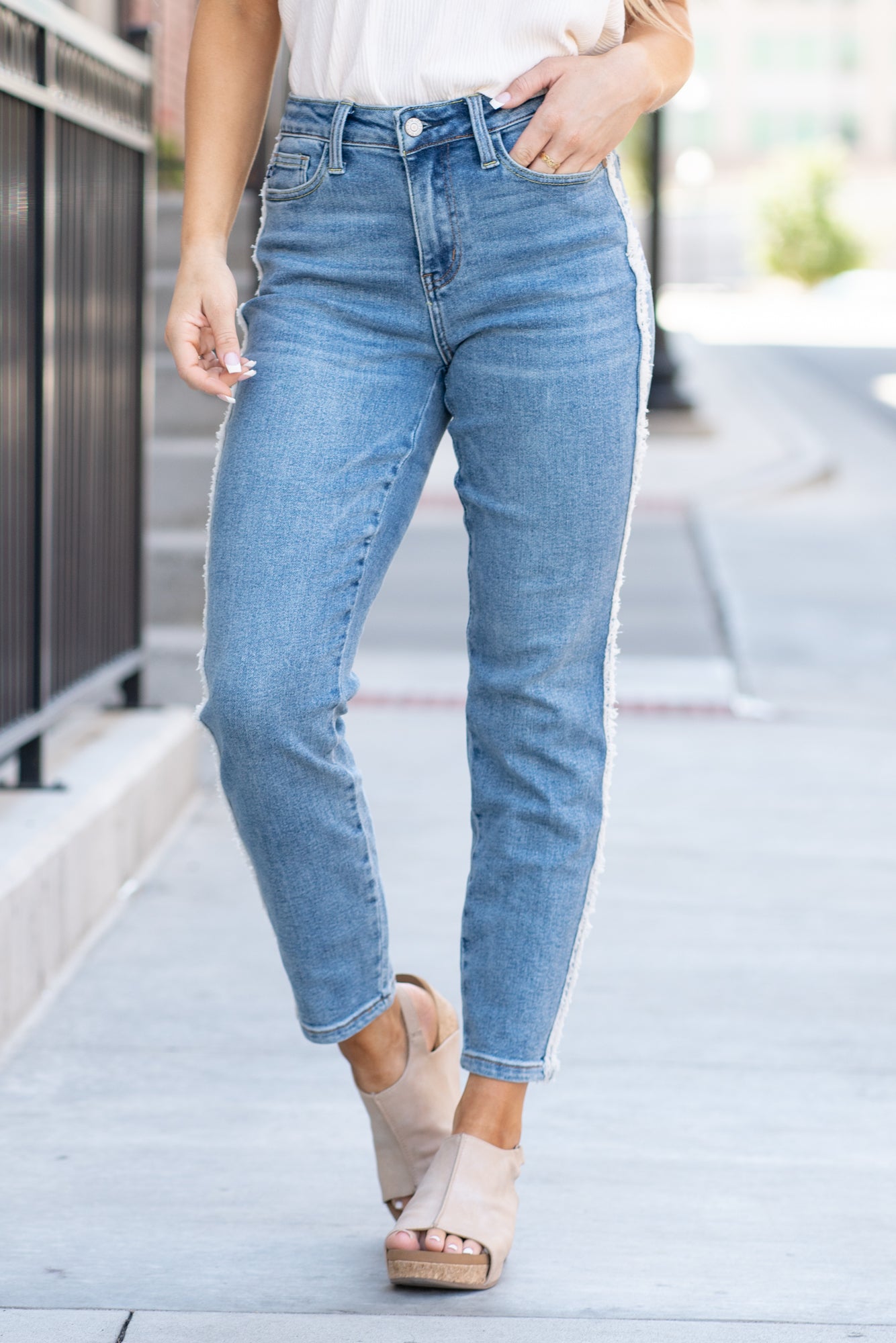 Judy Blue Tired of your skinny jeans? These cute slim fits will be your favorites. With a fringe fray seam detail, it's just enough detail to embellish your outfit. Color: Medium Blue Cut: Straight fit, 28.5" Inseam* High Rise, 10.5" Front Rise* Material: 94% Cotton / 5% Polyester / 1% Spandex Stitching: Classic Fly: Zipper Fly Style #: JB88461-PL | 88461-PL *Measured on the smallest size, measurements may vary by size. Contact us for any additional measurements or sizing.