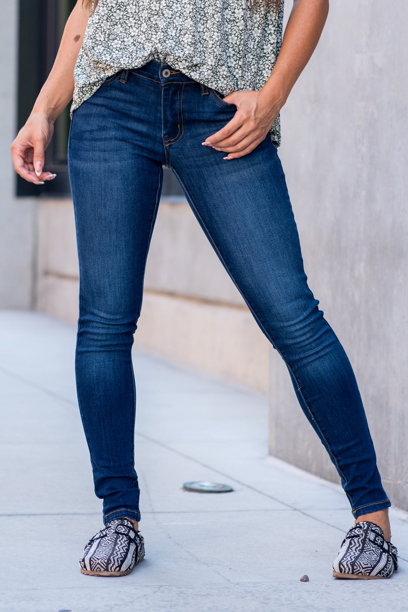 KanCan Jeans Collection: Core Style Color: Dark Wash Cut: Skinny, 29.5" Inseam* Rise: Mid-Rise, 8.5" Front Rise* 67% COTTON, 25% POLYESTER, 7% RAYON, 1% SPANDEX Stitching: Classic Fly: Zipper Style #: KC11245D Contact us for any additional measurements or sizing *Measured on the smallest size, measurements may vary by size. Alyssa wears a size 25 in jeans, a small in tops, and 8 in shoes. She is wearing size 3 in these jeans.