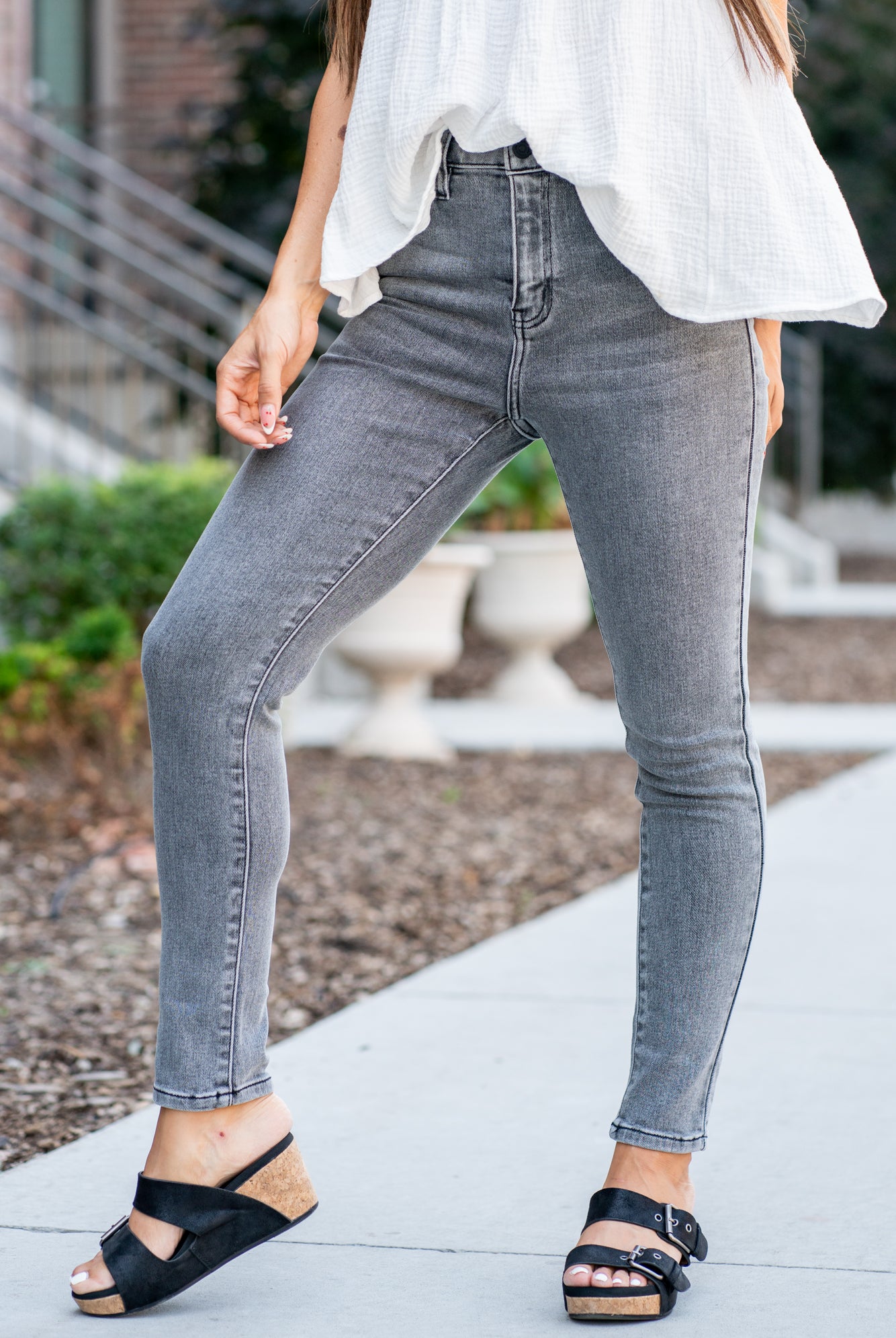 KanCan Jeans Color: Grey Cut: Super Skinny, 28" Inseam* Rise: High-Rise, 10" Front Rise* 94.9% COTTON 3.8% POLYESTER 1.3% SPANDEX Fly: Zipper Style #: KC7342LG *Measured on the smallest size, measurements may vary by size. Contact us for any additional measurements or sizing. Alyssa is 5'5" and wears a size 25 in jeans, a small in tops, and 8 in shoes. She is wearing a size 25 in these jeans.
