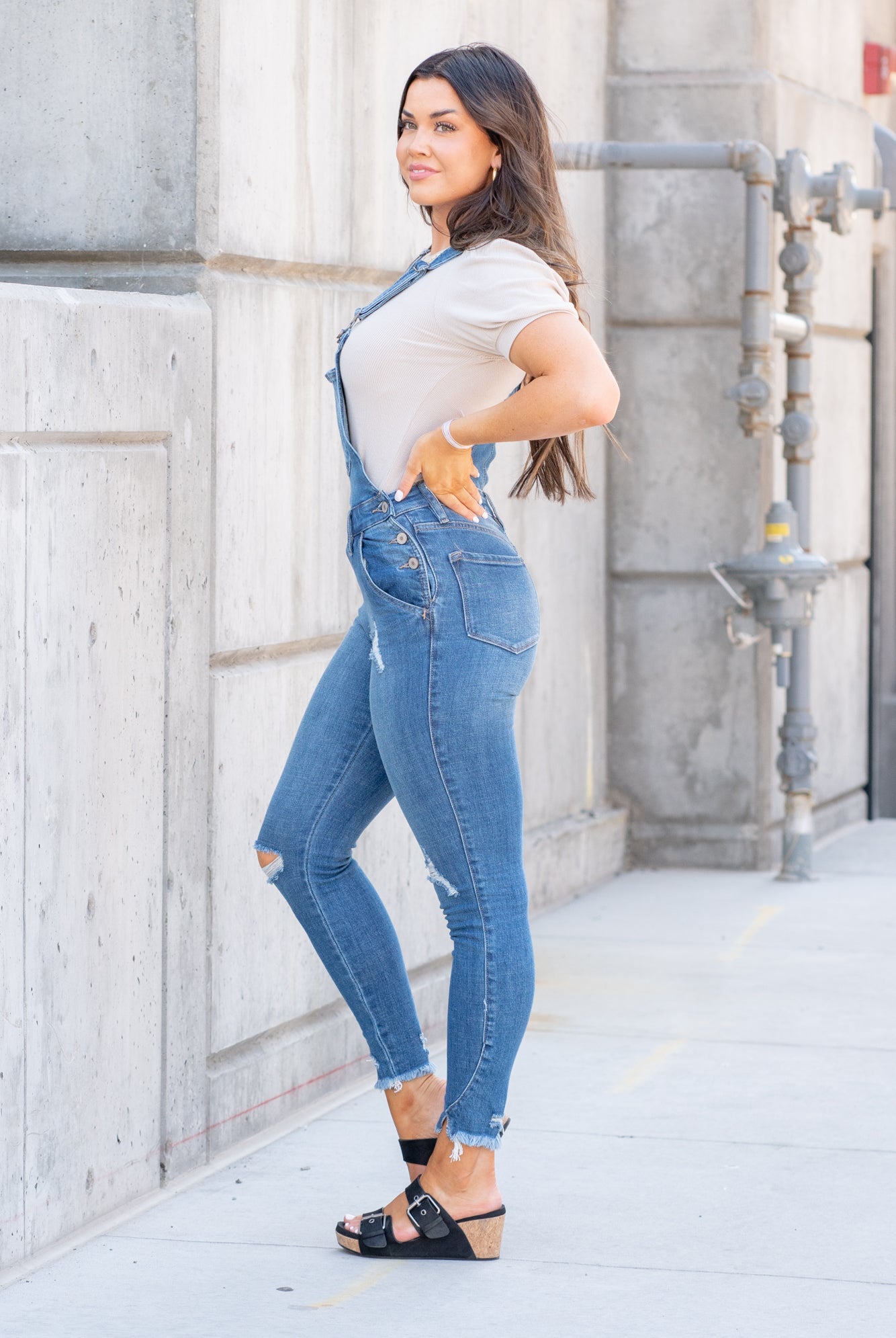 KanCan Jeans 98% Cotton 2% Spandex Medium Blue Cut: Skinny, 26.5" Inseam* Rise: High Rise, 10.25" Front Rise* Stitching: Classic Style #: KC7874M Contact us for any additional measurements or sizing. *Measured on the smallest size, measurements may vary by size. Jacquelyn wears a size 25 in jeans, a small in tops, and 6.5 in shoes. She is wearing a size small in these overalls.