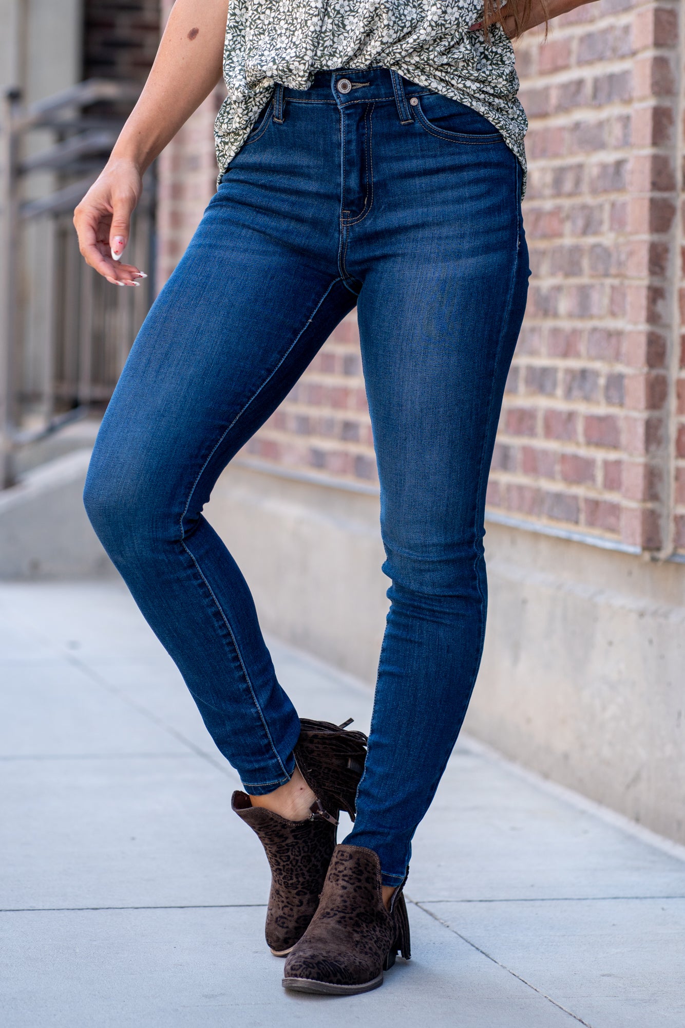 KanCan Jeans KanCan Stretch Level: Stretchy Color: Dark Wash Cut: Skinny, 29.5" Inseam* Rise: High-Rise, 9.75" Front Rise* 67% COTTON, 25% POLYESTER, 7% RAYON, 1% SPANDEX Stitching: Classic Fly: Zipper Style #: KC7092HD *Measured on the smallest size, measurements may vary by size. Contact us for any additional measurements or sizing.