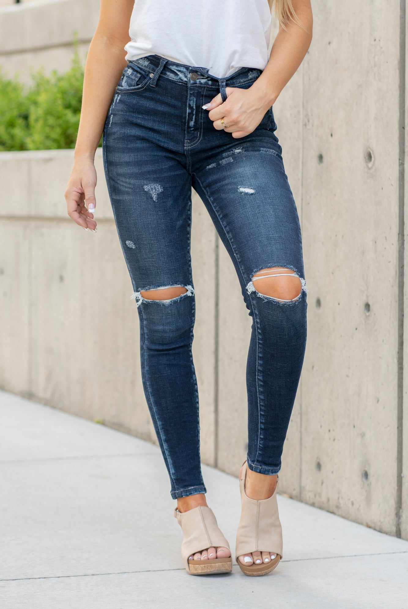 KanCan Jeans Color: Dark Wash Cut: Skinny, 29" Inseam* Rise: High Rise, 10.25" Front Rise* 98.6% COTTON , 1.4% SPANDEX Fly: Zipper Style #: KC7351D Contact us for any additional measurements or sizing. *Measured on the smallest size, measurements may vary by size.