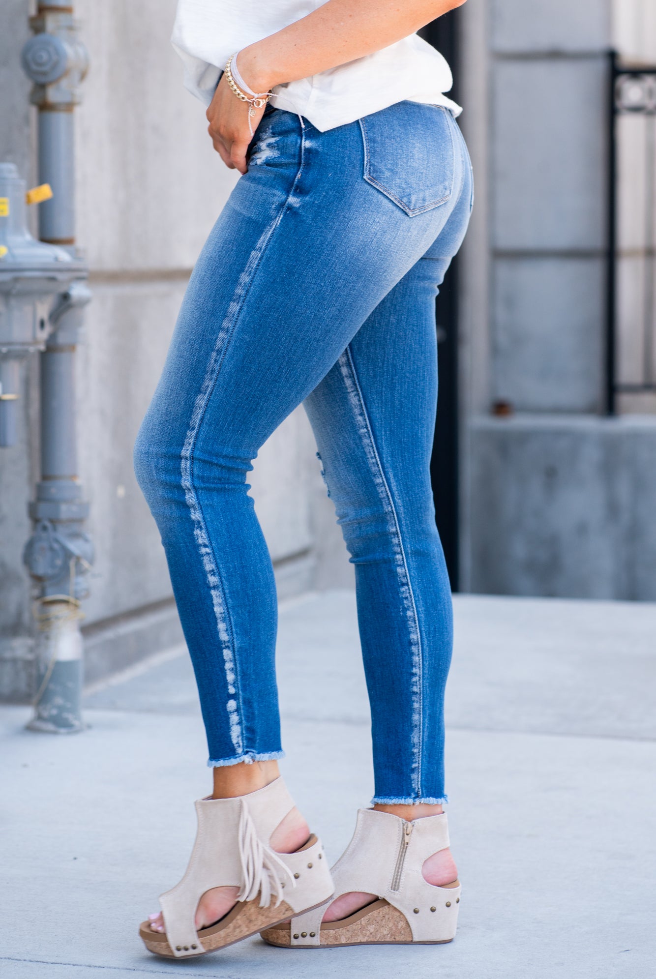 KanCan Jeans Color: Medium Wash Fray Hem Cut: Skinny, 27" Inseam* Rise: High-Rise, 10" Front Rise* COTTON 94.9% POLYESTER 3.8% SPANDEX 1.3% Stitching: Classic Fly: Exposed Button Fly Style #: KC7317M Contact us for any additional measurements or sizing. *Measured on the smallest size, measurements may vary by size. Jacquelyn wears a size 25 in jeans, a small in tops, and 6.5 in shoes. She is wearing size 25 in these jeans.