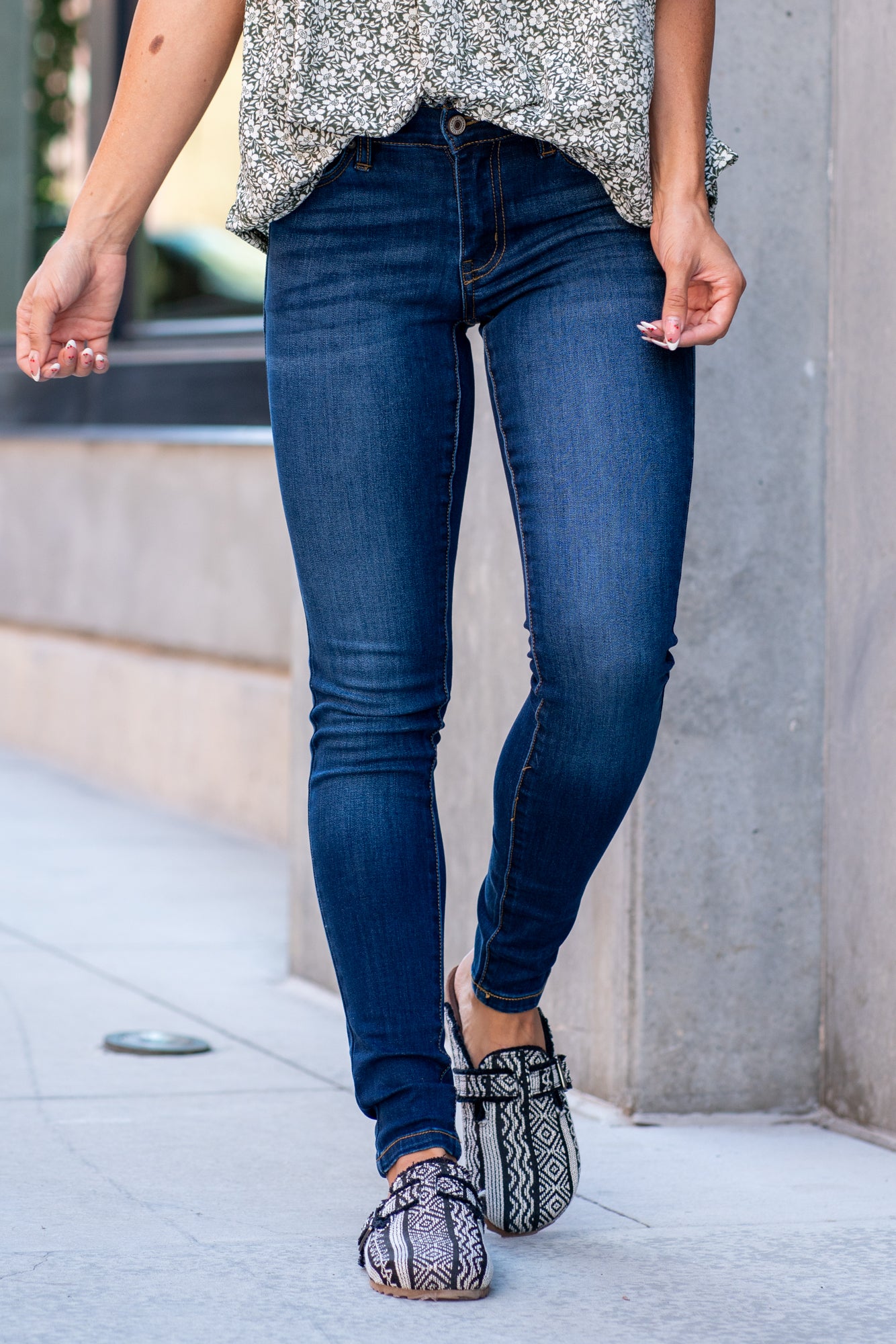 KanCan Jeans Collection: Core Style Color: Dark Wash Cut: Skinny, 29.5" Inseam* Rise: Mid-Rise, 8.5" Front Rise* 67% COTTON, 25% POLYESTER, 7% RAYON, 1% SPANDEX Stitching: Classic Fly: Zipper Style #: KC11245D Contact us for any additional measurements or sizing *Measured on the smallest size, measurements may vary by size. Alyssa wears a size 25 in jeans, a small in tops, and 8 in shoes. She is wearing size 3 in these jeans.