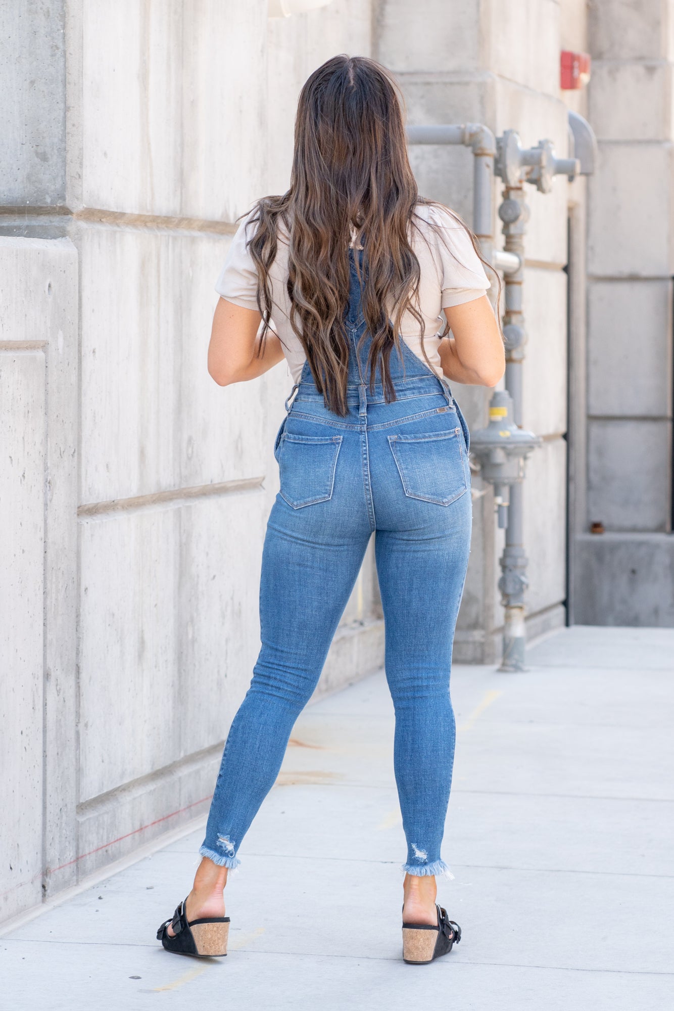 KanCan Jeans 98% Cotton 2% Spandex Medium Blue Cut: Skinny, 26.5" Inseam* Rise: High Rise, 10.25" Front Rise* Stitching: Classic Style #: KC7874M Contact us for any additional measurements or sizing. *Measured on the smallest size, measurements may vary by size. Jacquelyn wears a size 25 in jeans, a small in tops, and 6.5 in shoes. She is wearing a size small in these overalls.