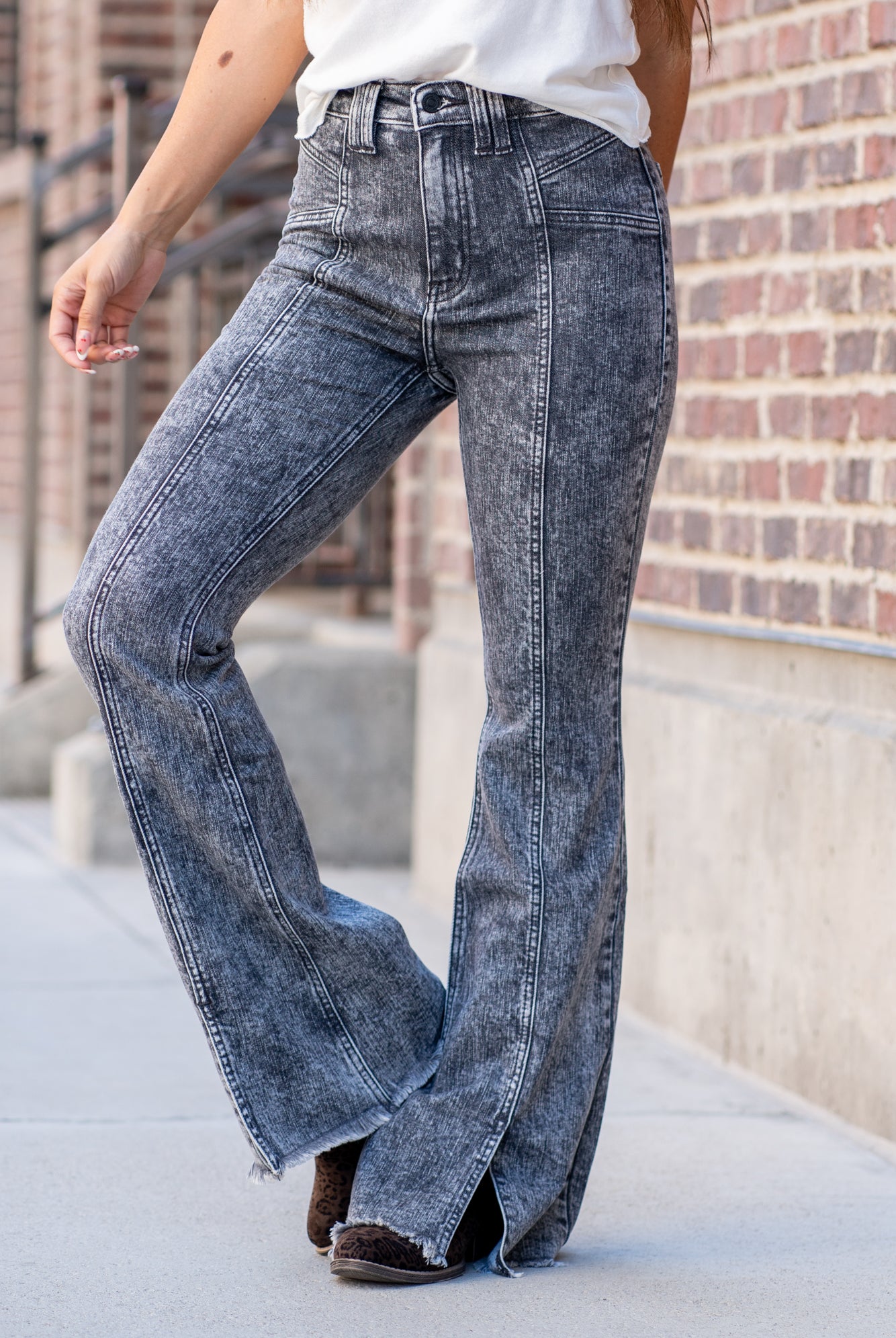 KanCan Jeans Fray hem with a split hem and a front seam with a high waist. Color: Grey Wash Cut: Flare, 33" Inseam Rise: High Rise, 11.5" Front Rise 99% COTTON , 1% SPANDEX Fly: Zipper Fly Style #: KC9314GR Contact us for any additional measurements or sizing. *Measured on the smallest size, measurements may vary by size.