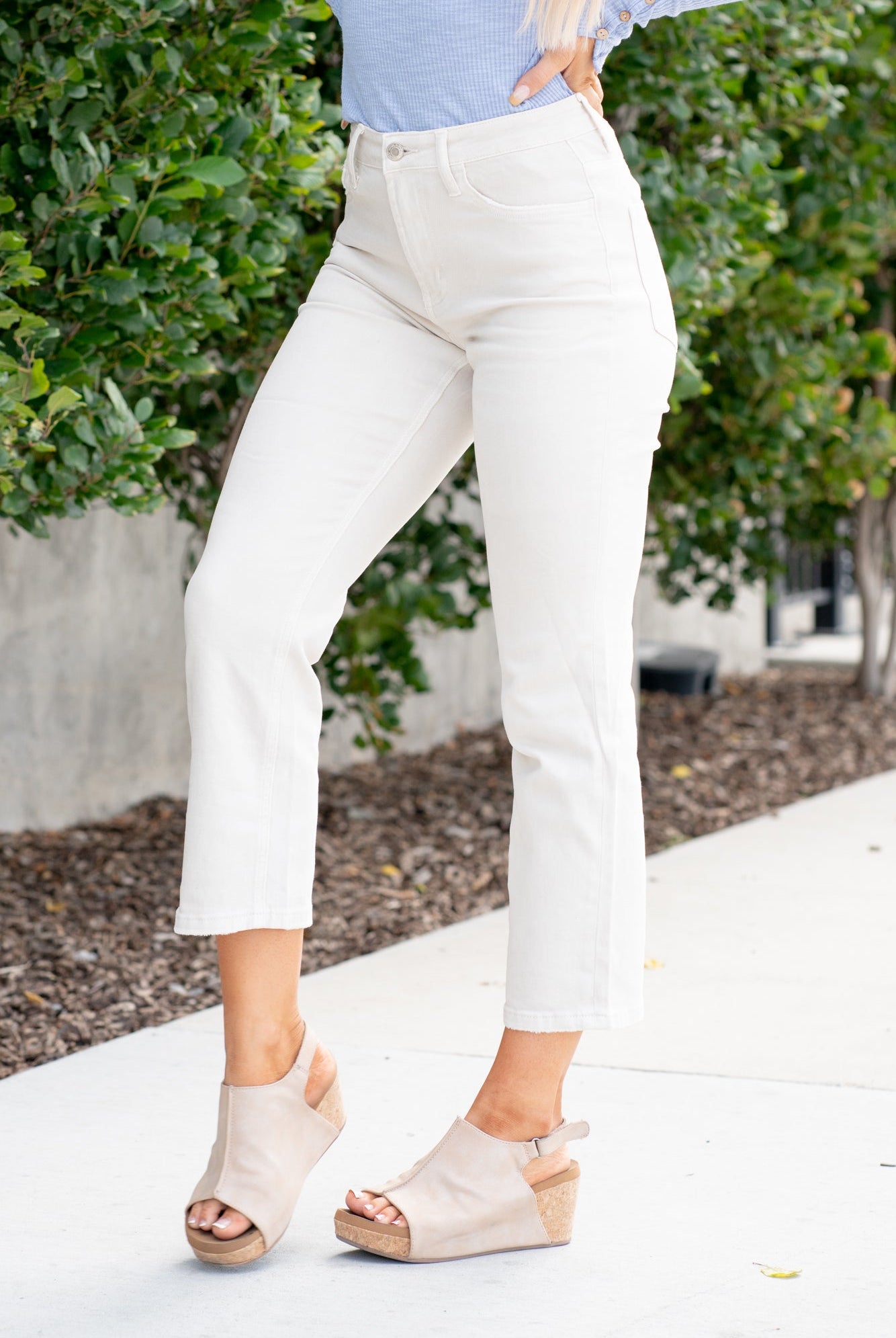 Vervet Flying Monkey Jeans The Alyssa features a high waist with a straight leg and is fitted throughout the hips. In the fearless light khaki wash, these jeans feature a cut hem with washing and fading. Color: Lt Khaki Cut: Ankle Wide Leg, 27.5* Rise: High Rise, 11.5" Front Rise* Leg Opening: 15.75"* Material: 94% COTTON 4% POLYESTER 2% SPANDEX Machine Wash Separately In Cold Water Stitching: Classic Fly: Zipper Style #: V2667