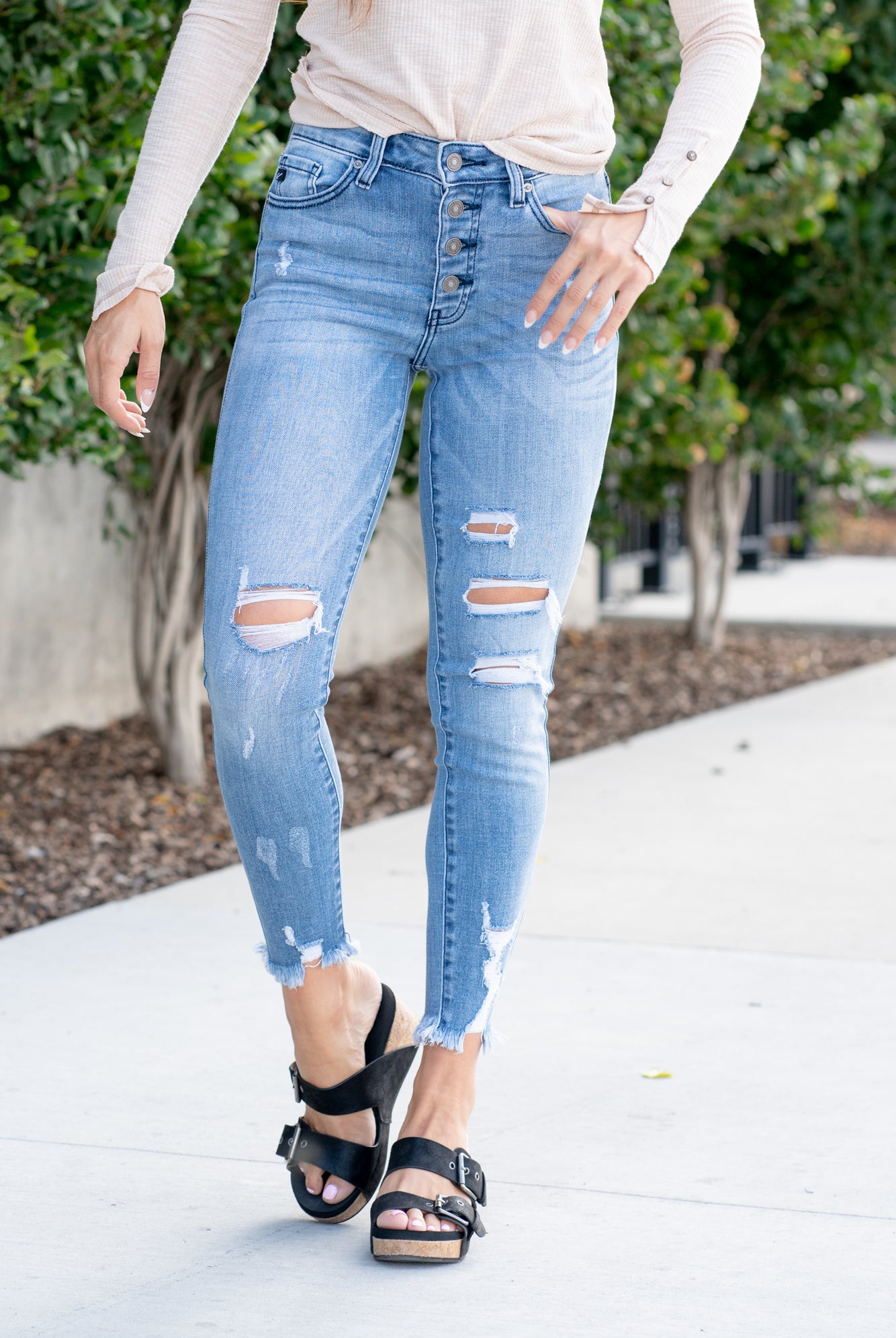 KanCan KanCan Stretch Level: Stretchy Color: Medium Blue Wash Cut: Skinny, 27.5" Inseam* Rise: High-Rise, 9.5" Front Rise* 93% COTTON / ALGODON 6% POLYESTER / POLIESTER 1% SPANDEX / ELASTANE Stitching: Classic Fly: Exposed Button Fly Style #: KC9129M *Measured on the smallest size, measurements may vary by size. Contact us for any additional measurements or sizing. Alyssa is 5'5" and wears a size 25 in jeans, a small in tops, and 8 in shoes. She is wearing a size 25 in these jeans.