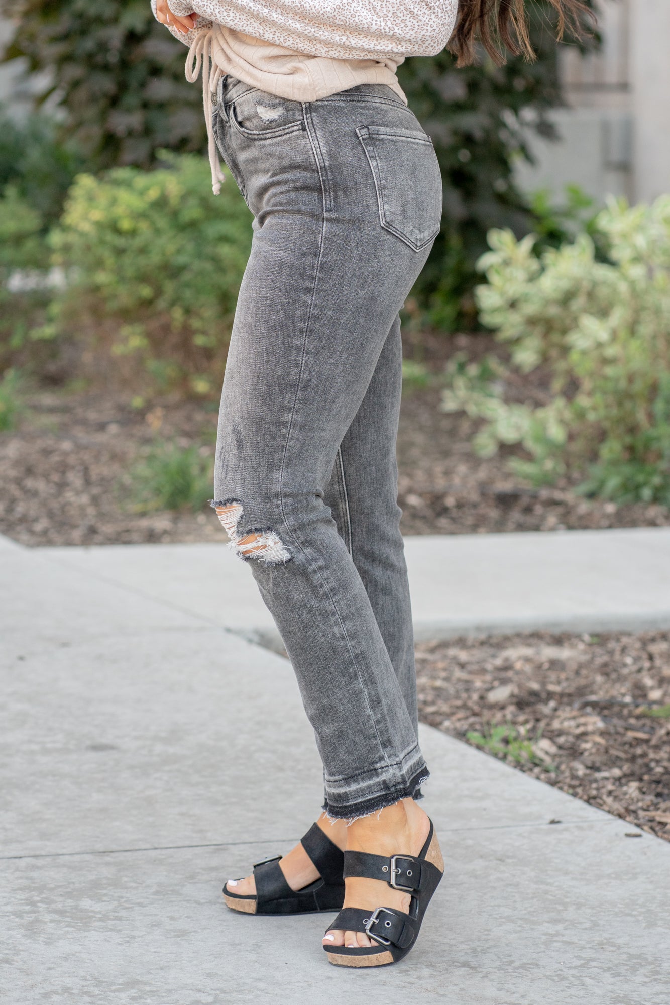 Vervet Flying Monkey Jeans These high-waisted straight-leg jeans have a comfortable stretch to them with distressed legs and a released hem, they will be your fall go-to denim. Color: Grey Wash Cut: Straight, 28* Rise: High Rise, 10.5" Front Rise* Material: 93.8% COTTON, 5.4% POLYESTER, 0.8% SPANDEX Machine Wash Separately In Cold Water Stitching: Classic Fly: Zipper Style #: VT1172 Contact us for any additional measurements or sizing.