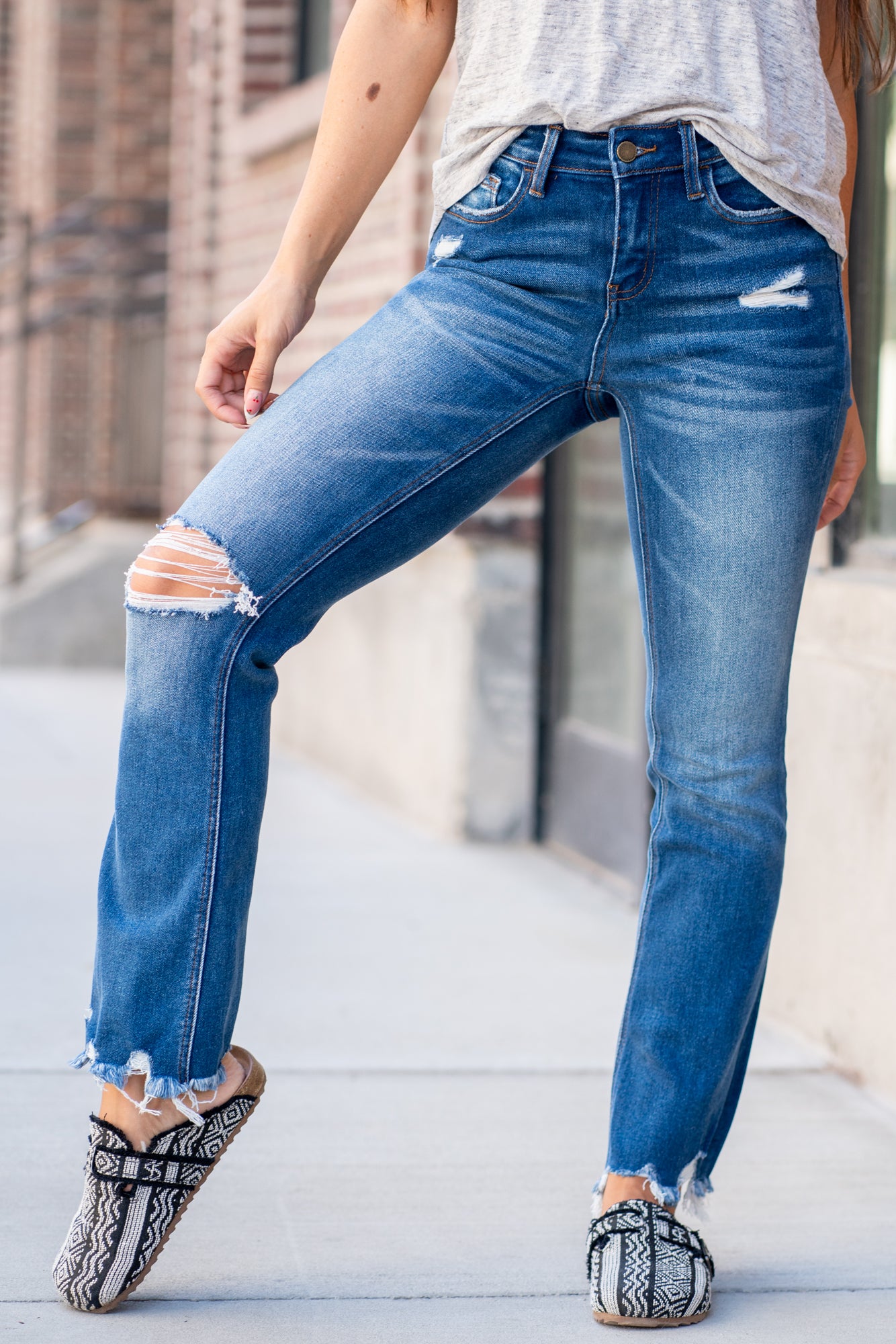 Flying Monkey Jeans Comfort stretch denim with a mid-rise and ankle-length kick flare bottom. Wear this new fit with slip-ons and graphic tees all year long. Wash: Dark Blue Name: Phoenix Cut: Flare, 30" Inseam Rise: Mid Rise, 9" Front Rise 98%COTTON 2%SPANDEX Stitching: Classic Fly: Zip Style #: F4497 Contact us for any additional measurements or sizing.