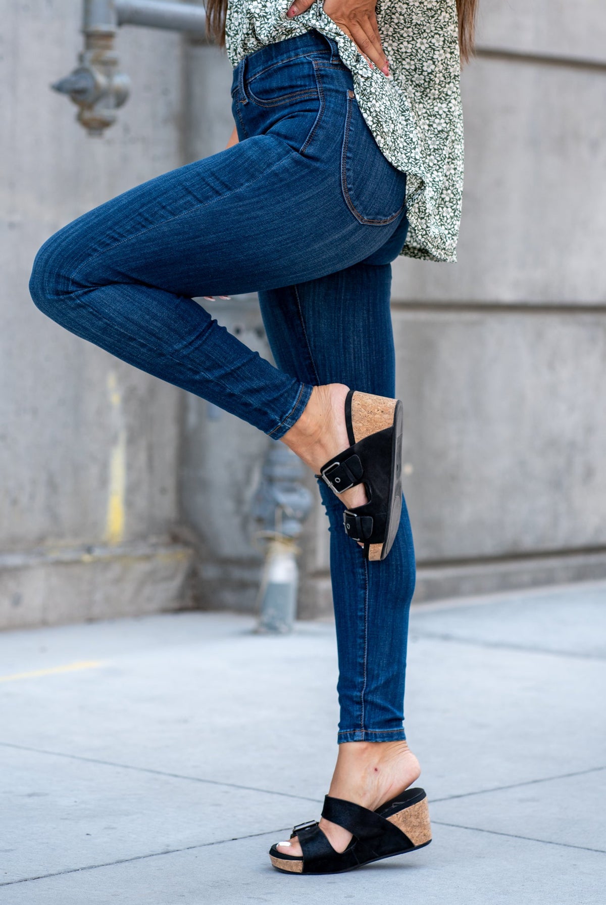 Judy Blue These pull-on jeggings are stretchy with an elastic band waist. Carefully designed by Judy Blue to pull on and go. With a dark wash in blue, these will be your new night-out jeans. Color: Dark Blue Wash Cut: Pull-On Skinny, 28" Inseam* Rise: High-Rise, 10.75" Front Rise* Material: 52.2%Cotton / 21.5% Rayon / 23.4% Poly / 2.9%Lycra Stitching: Classic Fly: Pull-On Style #: JB88539 | 88539