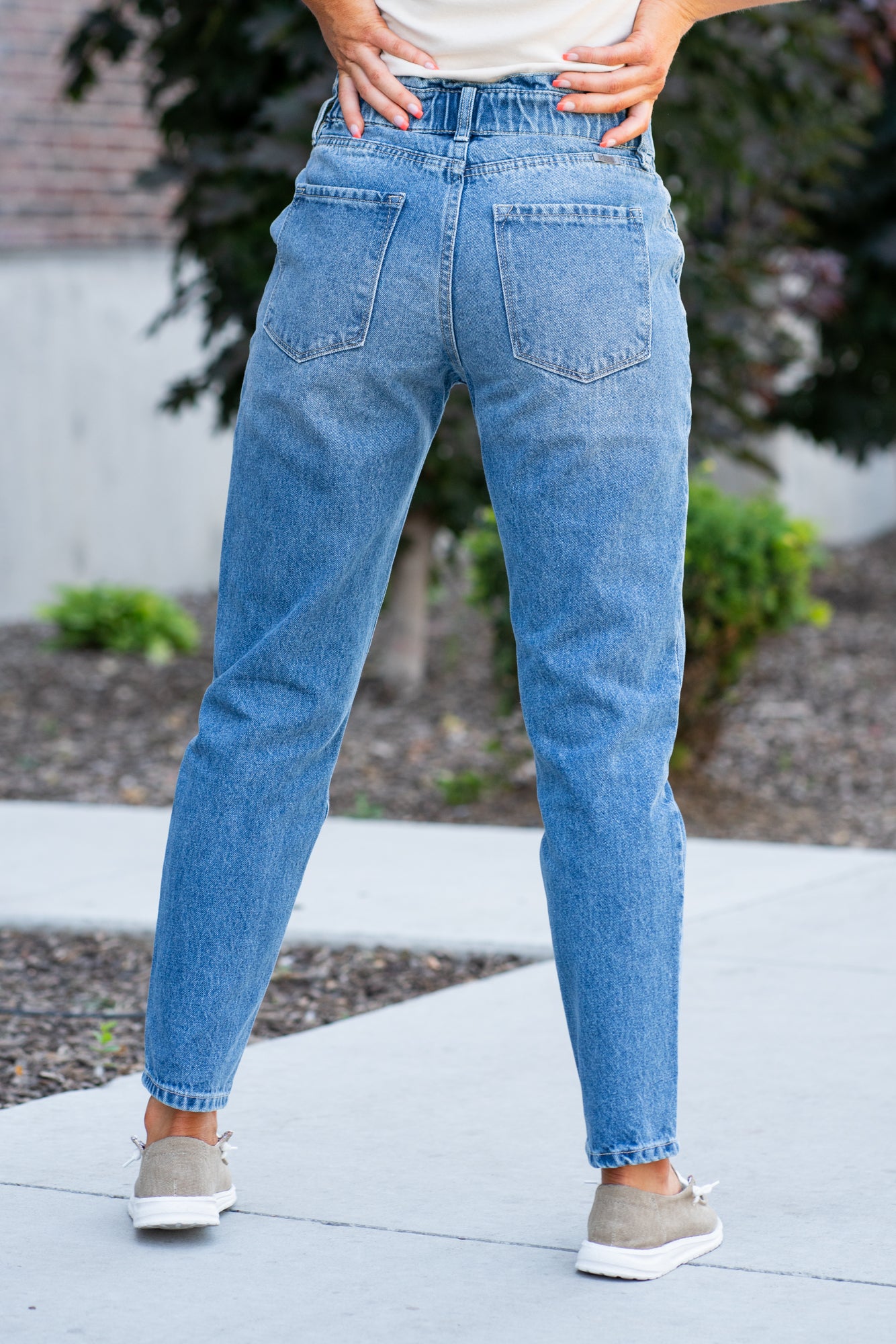 KanCan Jeans With a high waist straight fit, these will be your go-to jeans that will never go out of style. Color: Medium Blue Cut: Straight Fit, 28.5" Inseam* Rise: High-Rise, 11.5" Front Rise* 100% COTTON Fly: Zipper Style #: KC7991M Contact us for any additional measurements or sizing. *Measured on the smallest size, measurements may vary by size.