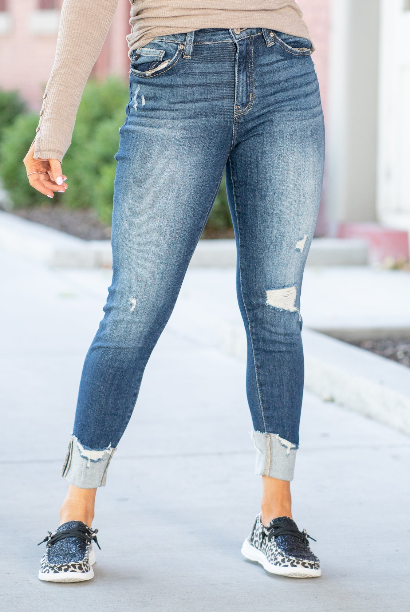 KanCan Jeans Color: Dark Blue Wash Cut: Cuffed Hem Ankle Skinny, 26" Inseam* Rise: High-Rise, 9.75" Front Rise* 94%COTTON, 5%T-400 POLYESTER, 1%SPANDEX Stitching: Classic Fly: Zipper Style #: KC9229D Contact us for any additional measurements or sizing. *Measured on the smallest size, measurements may vary by size.