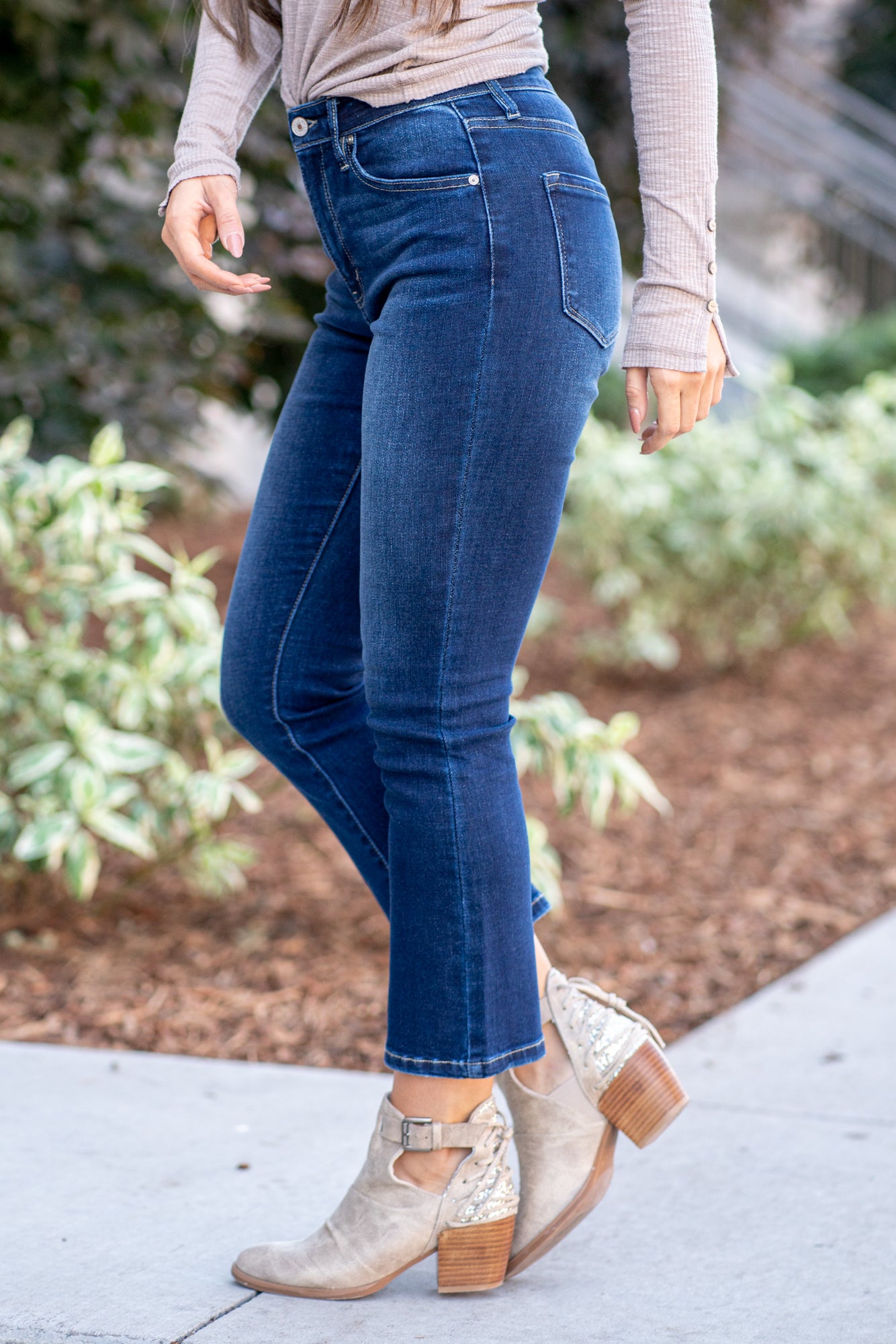 KanCan Jeans KanCan Stretch Leve: Stretchy Kick Flare, 25.5" Inseam* High Rise, 10.5" Front Rise* Dark Blue Wash 92.9% COTTON, 1.6% SPANDEX, 5.5% POLYESTER Fly: Zipper Style #: BM7086HYD Contact us for any additional measurements or sizing. *Measured on the smallest size, measurements may vary by size. Sarah wears a size 25 in jeans, a small in tops, and 8 in shoes. She is wearing size 25 in these jeans.