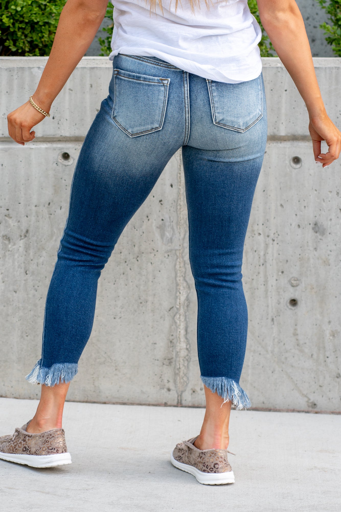 Kan Can Jeans Style Name: Laredo Color: Dark Wash Cut: Ankle Skinny, 23.5" Inseam Rise: High-Rise, 9.5" Front Rise 90% COTTON 8% POLYESTER 2% SPANDEX Fly: Zipper Style #: KC9204D Contact us for any additional measurements or sizing. *Measured on the smallest size, measurements may vary by size.