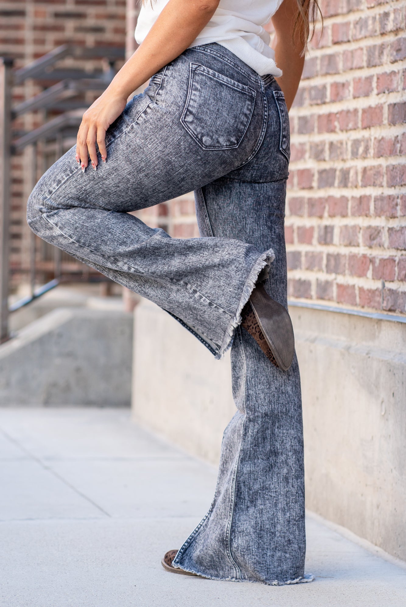 KanCan Jeans Fray hem with a split hem and a front seam with a high waist. Color: Grey Wash Cut: Flare, 33" Inseam Rise: High Rise, 11.5" Front Rise 99% COTTON , 1% SPANDEX Fly: Zipper Fly Style #: KC9314GR Contact us for any additional measurements or sizing. *Measured on the smallest size, measurements may vary by size.