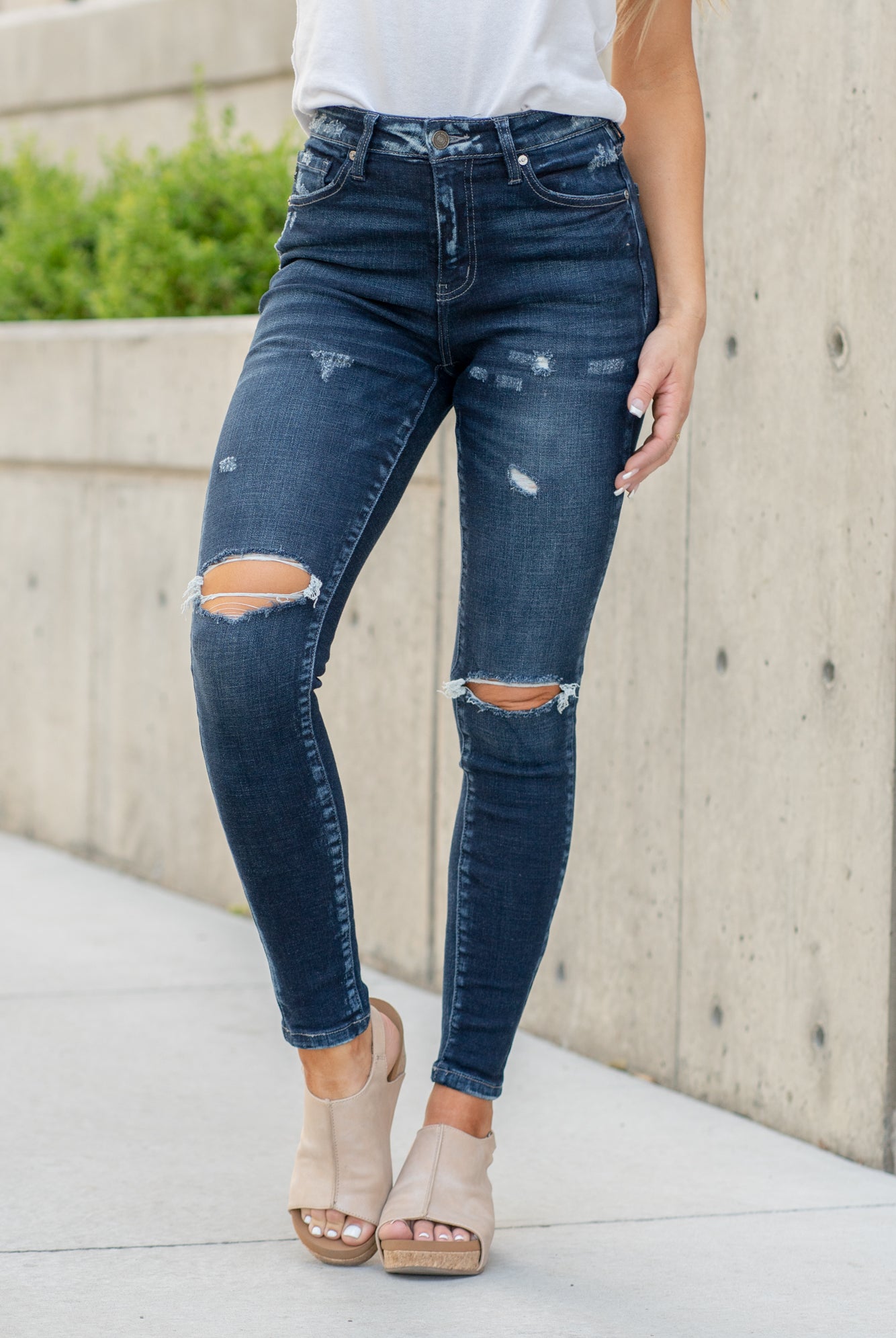 KanCan Jeans Color: Dark Wash Cut: Skinny, 29" Inseam* Rise: High Rise, 10.25" Front Rise* 98.6% COTTON , 1.4% SPANDEX Fly: Zipper Style #: KC7351D Contact us for any additional measurements or sizing. *Measured on the smallest size, measurements may vary by size.