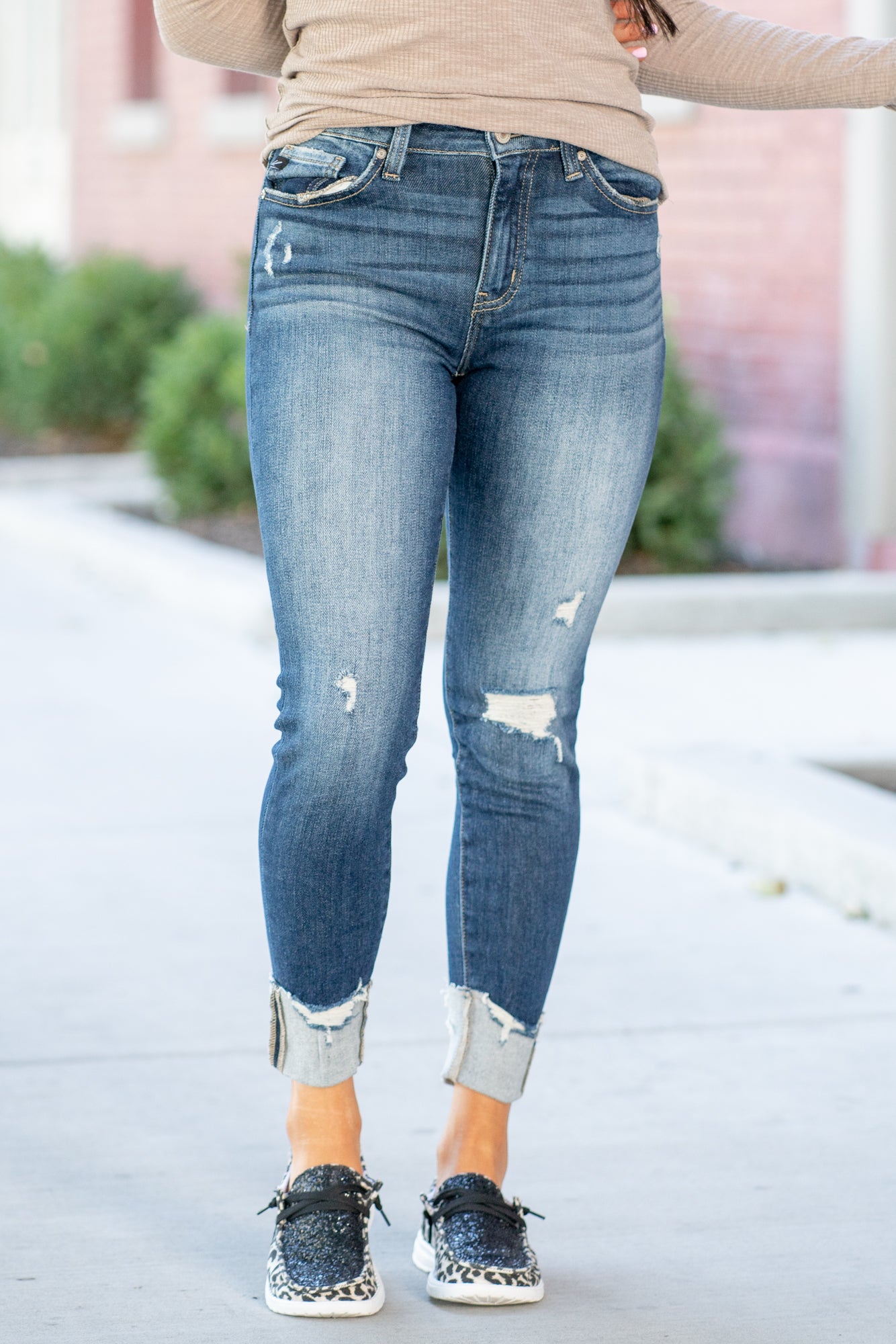 KanCan Jeans Color: Dark Blue Wash Cut: Cuffed Hem Ankle Skinny, 26" Inseam* Rise: High-Rise, 9.75" Front Rise* 94%COTTON, 5%T-400 POLYESTER, 1%SPANDEX Stitching: Classic Fly: Zipper Style #: KC9229D Contact us for any additional measurements or sizing. *Measured on the smallest size, measurements may vary by size.