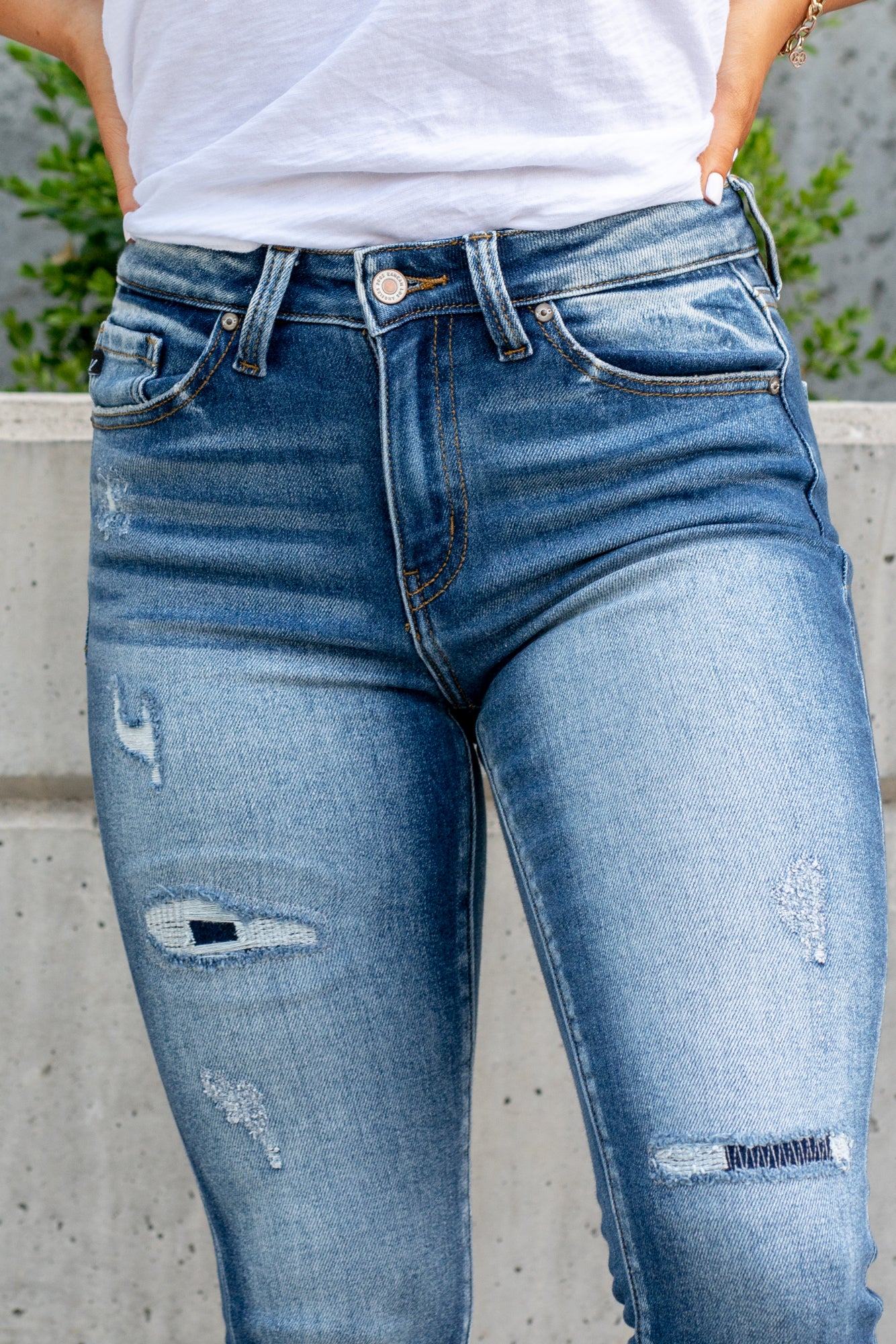 Kan Can Jeans Style Name: Laredo Color: Dark Wash Cut: Ankle Skinny, 23.5" Inseam Rise: High-Rise, 9.5" Front Rise 90% COTTON 8% POLYESTER 2% SPANDEX Fly: Zipper Style #: KC9204D Contact us for any additional measurements or sizing. *Measured on the smallest size, measurements may vary by size.