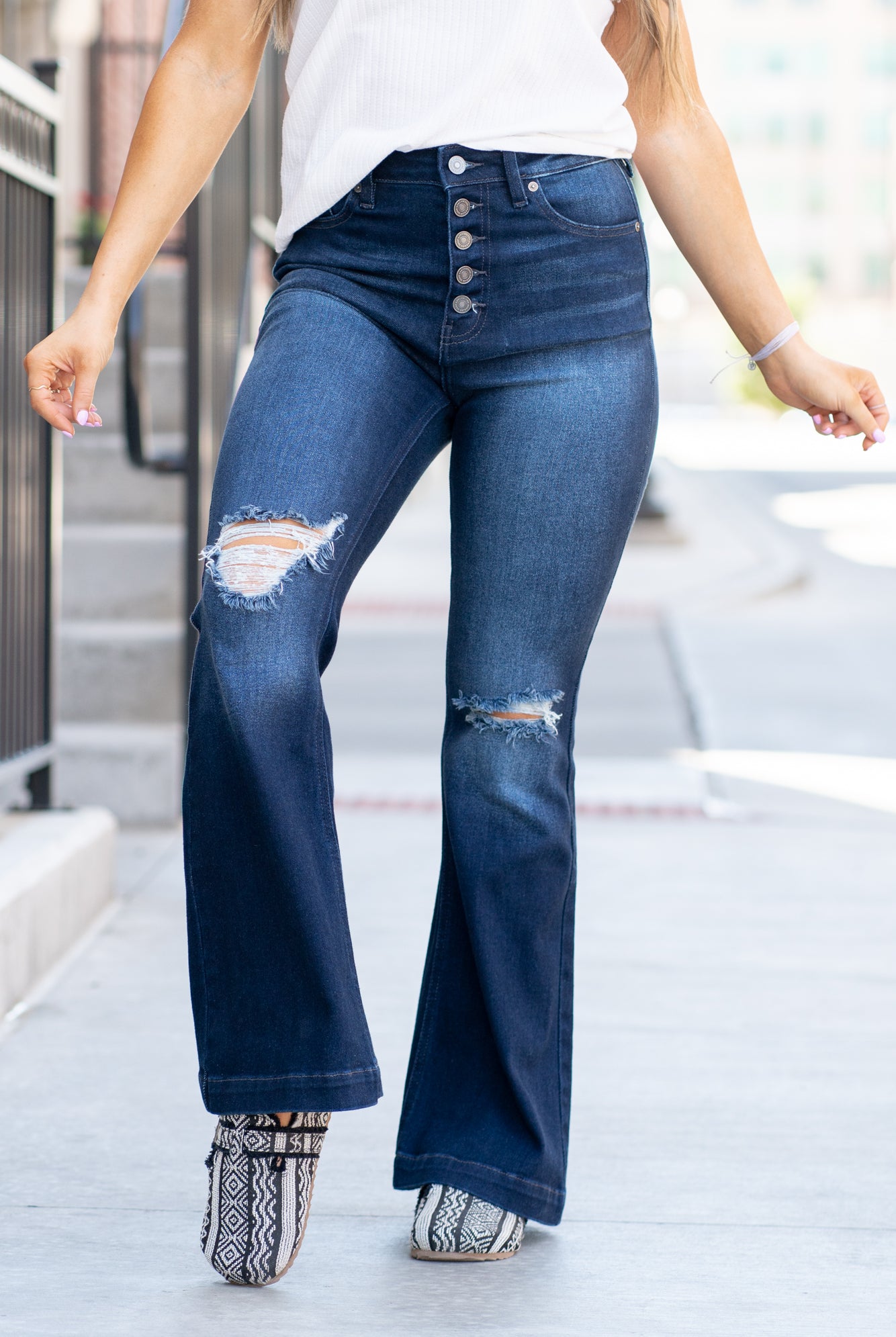 KanCan Jeans Collection: Core Style Skinny, 31" Inseam High Rise, 11.5" Front Rise Medium Blue Wash 95% COTTON, 4% POLYESTER, 1% LYCRA Fly: Exposed Button Fly Style #: KC8596D-PT Contact us for any additional measurements or sizing. *Measured on the smallest size, measurements may vary by size. Jacquelyn wears a size 25 in jeans, a small in tops, and 6.5 in shoes. She is wearing a size small in these overalls.