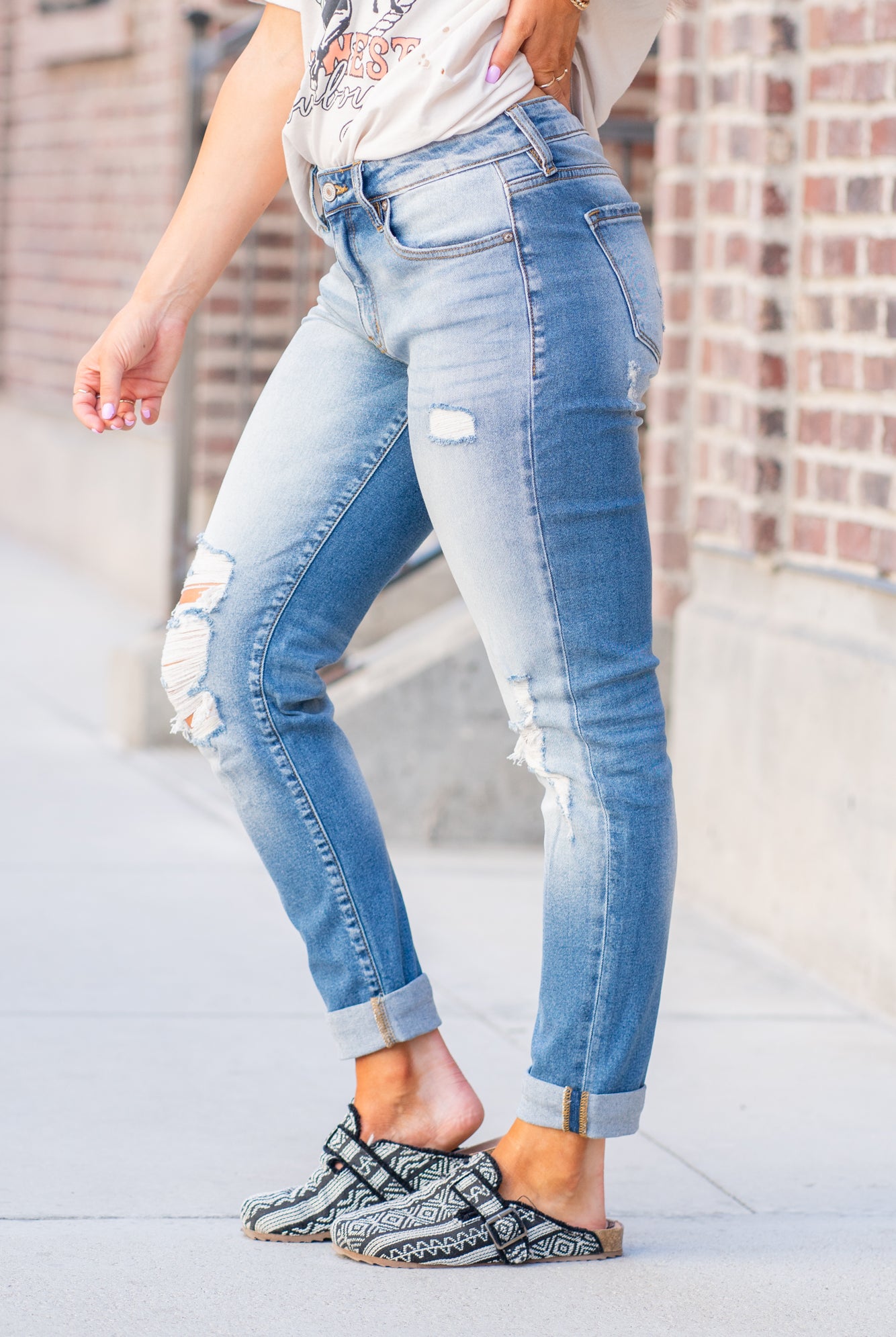 KanCan Jeans KanCan Comfort Stretch Color: Medium Wash Cut: Ankle Skinny, 27.5" Inseam Rise: High-Rise, 9.5" Front Rise 99% COTTON , 1% SPANDEX Fly: Zipper Style #: KC8364M Contact us for any additional measurements or sizing. *Measured on the smallest size, measurements may vary by size. Jacquelyn wears a size 25 in jeans, a small in tops, and 6.5 in shoes. She is wearing a size small in these overalls.