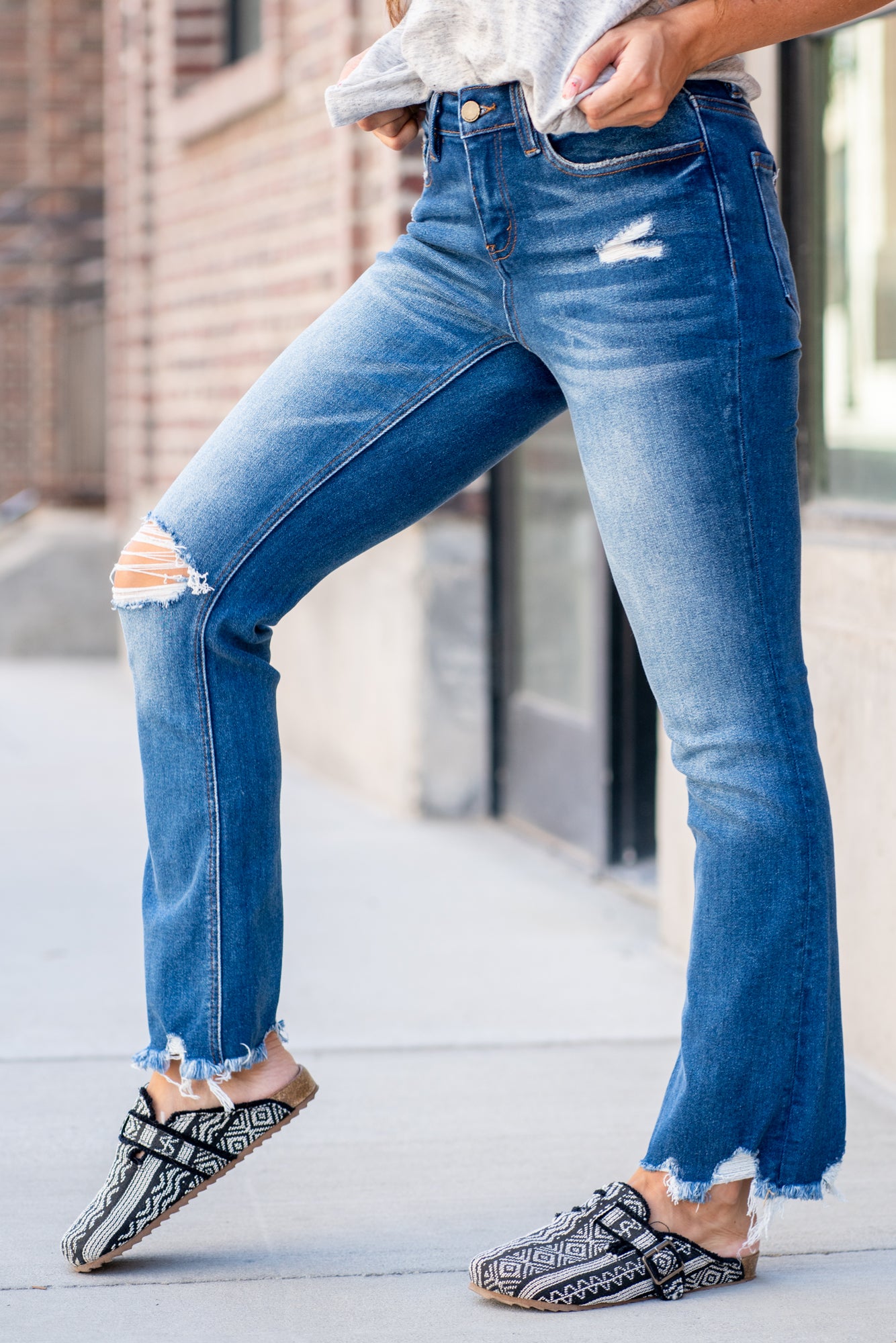 Flying Monkey Jeans Comfort stretch denim with a mid-rise and ankle-length kick flare bottom. Wear this new fit with slip-ons and graphic tees all year long. Wash: Dark Blue Name: Phoenix Cut: Flare, 30" Inseam Rise: Mid Rise, 9" Front Rise 98%COTTON 2%SPANDEX Stitching: Classic Fly: Zip Style #: F4497 Contact us for any additional measurements or sizing.