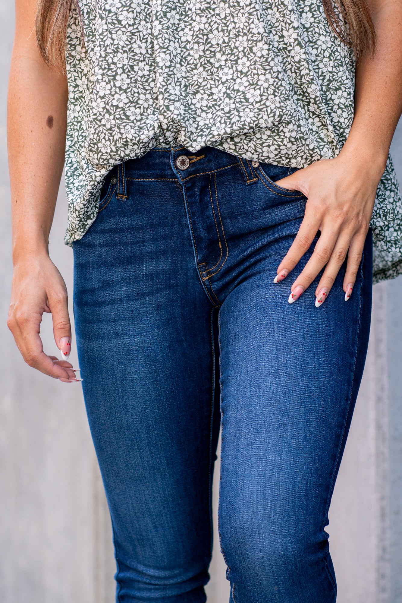 KanCan Jeans Collection: Core Style Color: Dark Wash Cut: Skinny, 29.5" Inseam* Rise: Mid-Rise, 8.5" Front Rise* 67% COTTON, 25% POLYESTER, 7% RAYON, 1% SPANDEX Stitching: Classic Fly: Zipper Style #: KC11245D Contact us for any additional measurements or sizing *Measured on the smallest size, measurements may vary by size. Alyssa wears a size 25 in jeans, a small in tops, and 8 in shoes. She is wearing size 3 in these jeans.