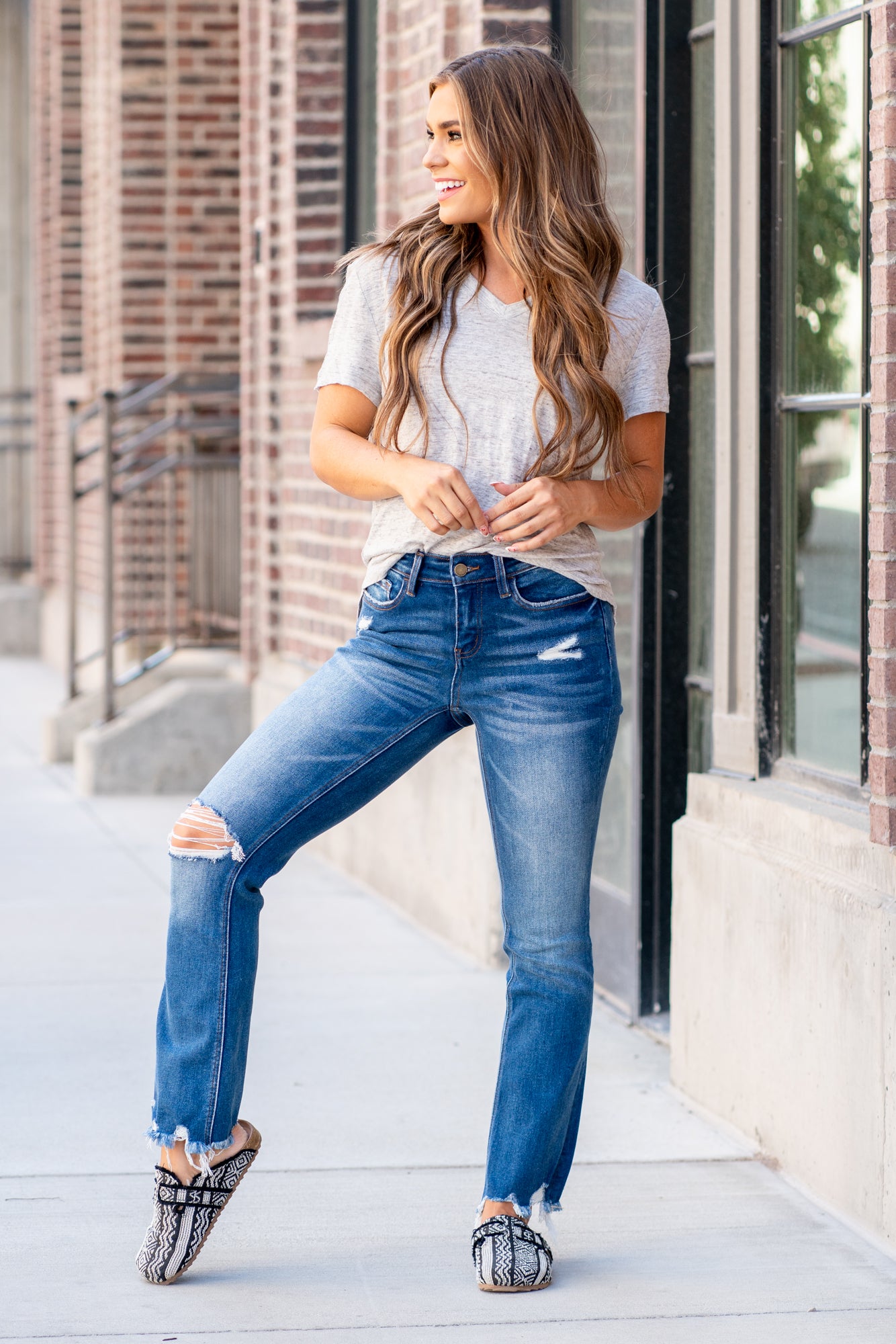 Flying Monkey Jeans Comfort stretch denim with a mid-rise and ankle-length kick flare bottom. Wear this new fit with slip-ons and graphic tees all year long. Wash: Dark Blue Name: Phoenix Cut: Flare, 30" Inseam Rise: Mid Rise, 9" Front Rise 98%COTTON 2%SPANDEX Stitching: Classic Fly: Zip Style #: F4497 Contact us for any additional measurements or sizing.