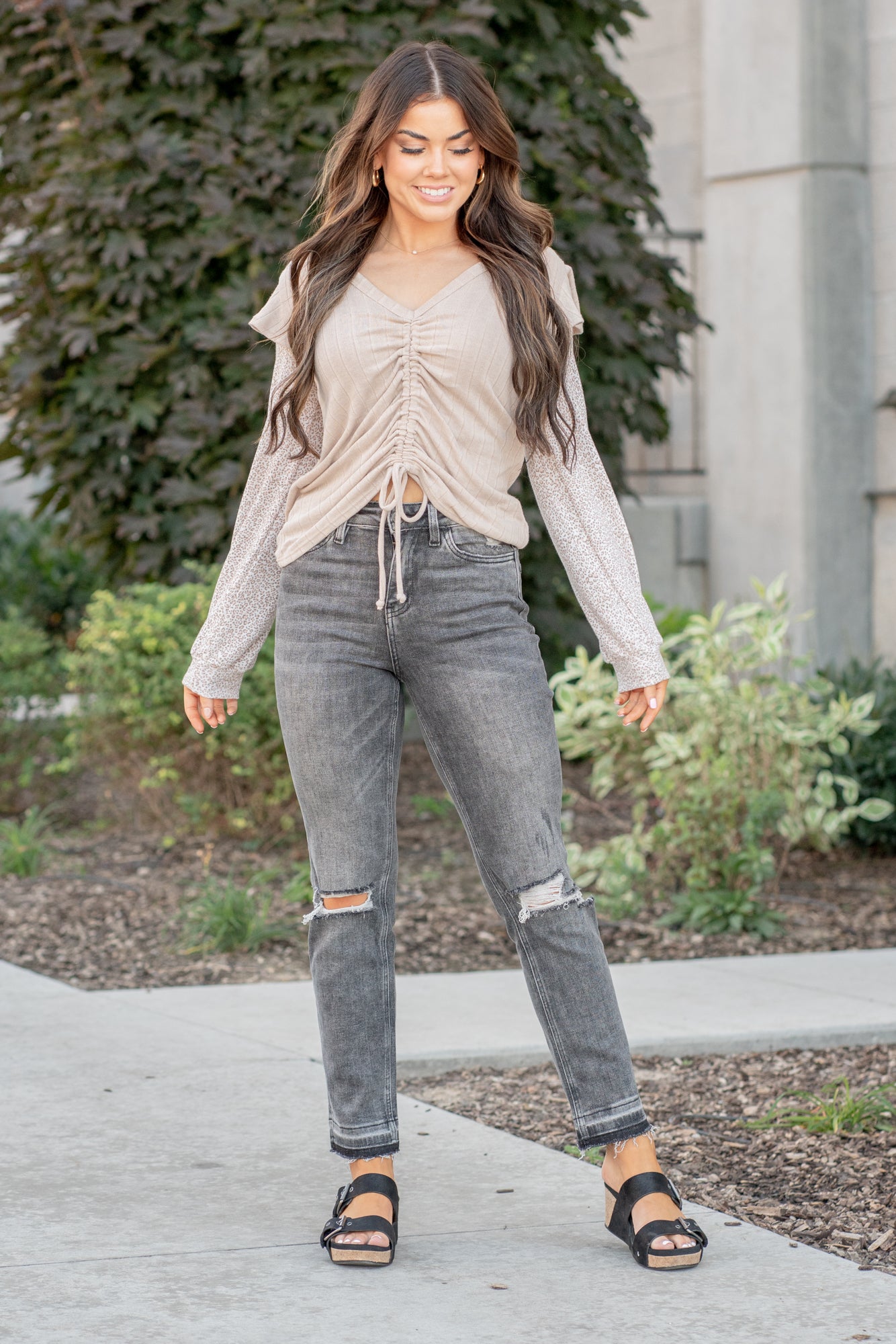 Vervet Flying Monkey Jeans These high-waisted straight-leg jeans have a comfortable stretch to them with distressed legs and a released hem, they will be your fall go-to denim. Color: Grey Wash Cut: Straight, 28* Rise: High Rise, 10.5" Front Rise* Material: 93.8% COTTON, 5.4% POLYESTER, 0.8% SPANDEX Machine Wash Separately In Cold Water Stitching: Classic Fly: Zipper Style #: VT1172 Contact us for any additional measurements or sizing.