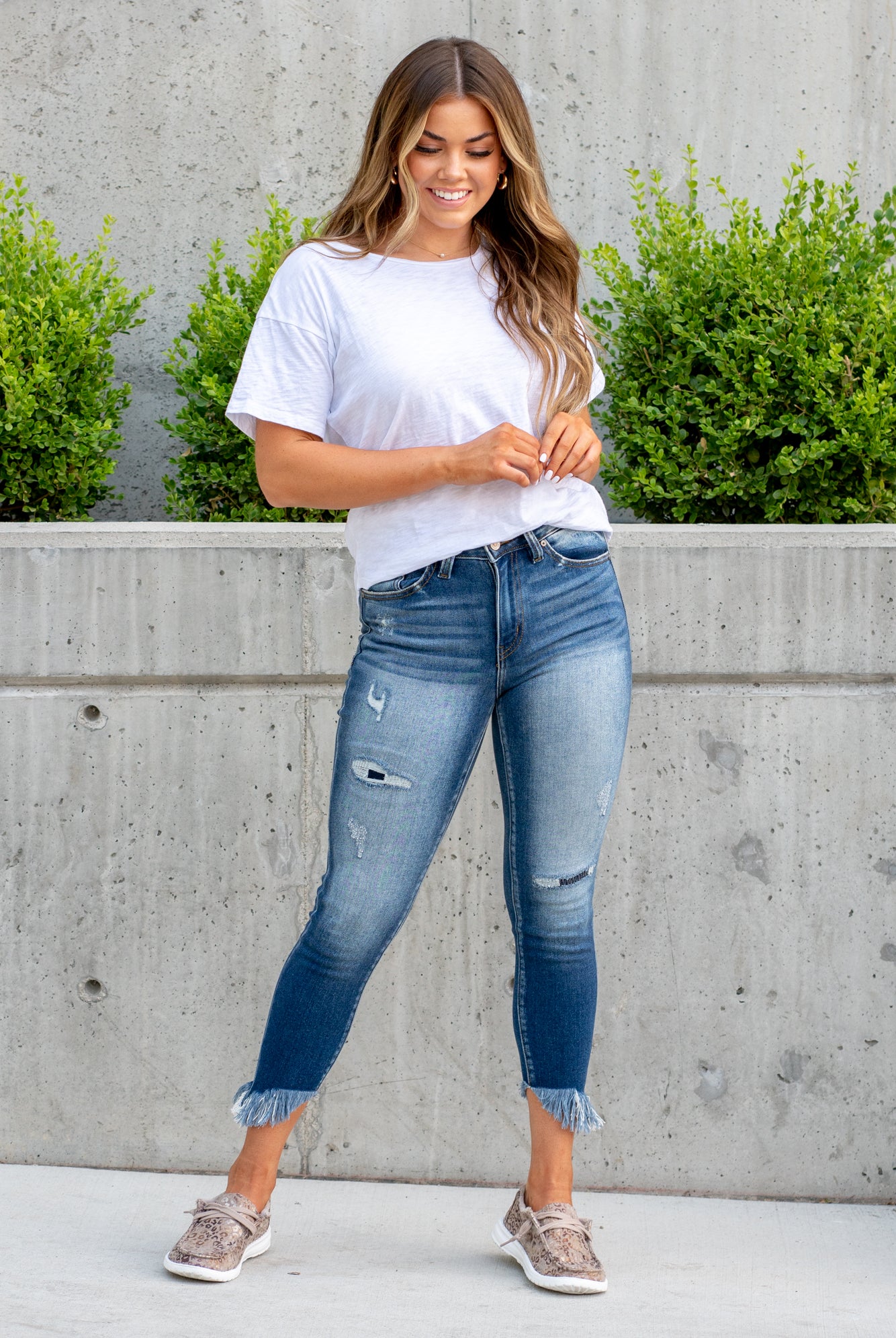 Kan Can Jeans Style Name: Laredo Color: Dark Wash Cut: Ankle Skinny, 23.5" Inseam Rise: High-Rise, 9.5" Front Rise 90% COTTON 8% POLYESTER 2% SPANDEX Fly: Zipper Style #: KC9204D Contact us for any additional measurements or sizing. *Measured on the smallest size, measurements may vary by size.