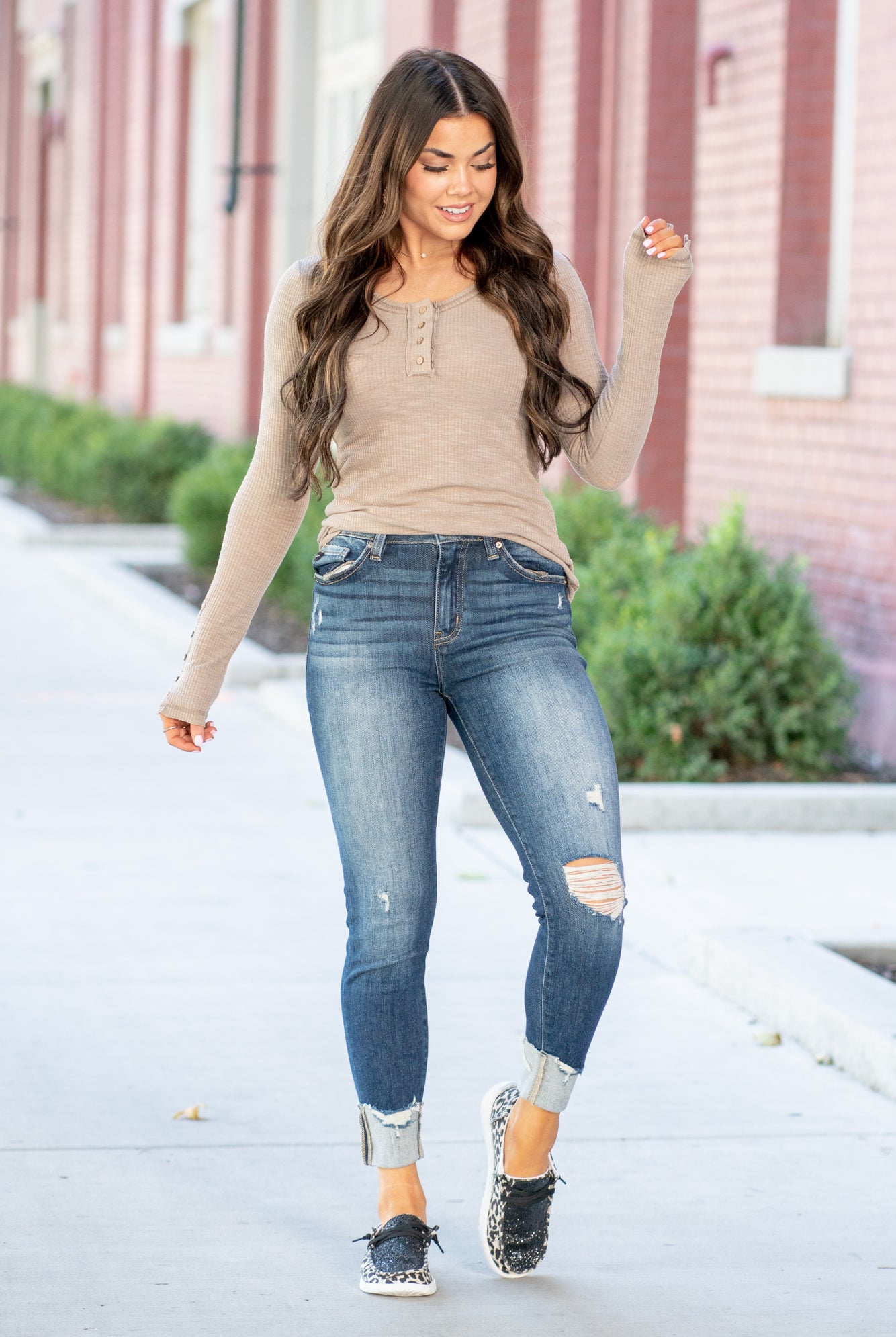 KanCan Jeans Color: Dark Blue Wash Cut: Cuffed Hem Ankle Skinny, 26" Inseam* Rise: High-Rise, 9.75" Front Rise* 94%COTTON, 5%T-400 POLYESTER, 1%SPANDEX Stitching: Classic Fly: Zipper Style #: KC9229D Contact us for any additional measurements or sizing. *Measured on the smallest size, measurements may vary by size.