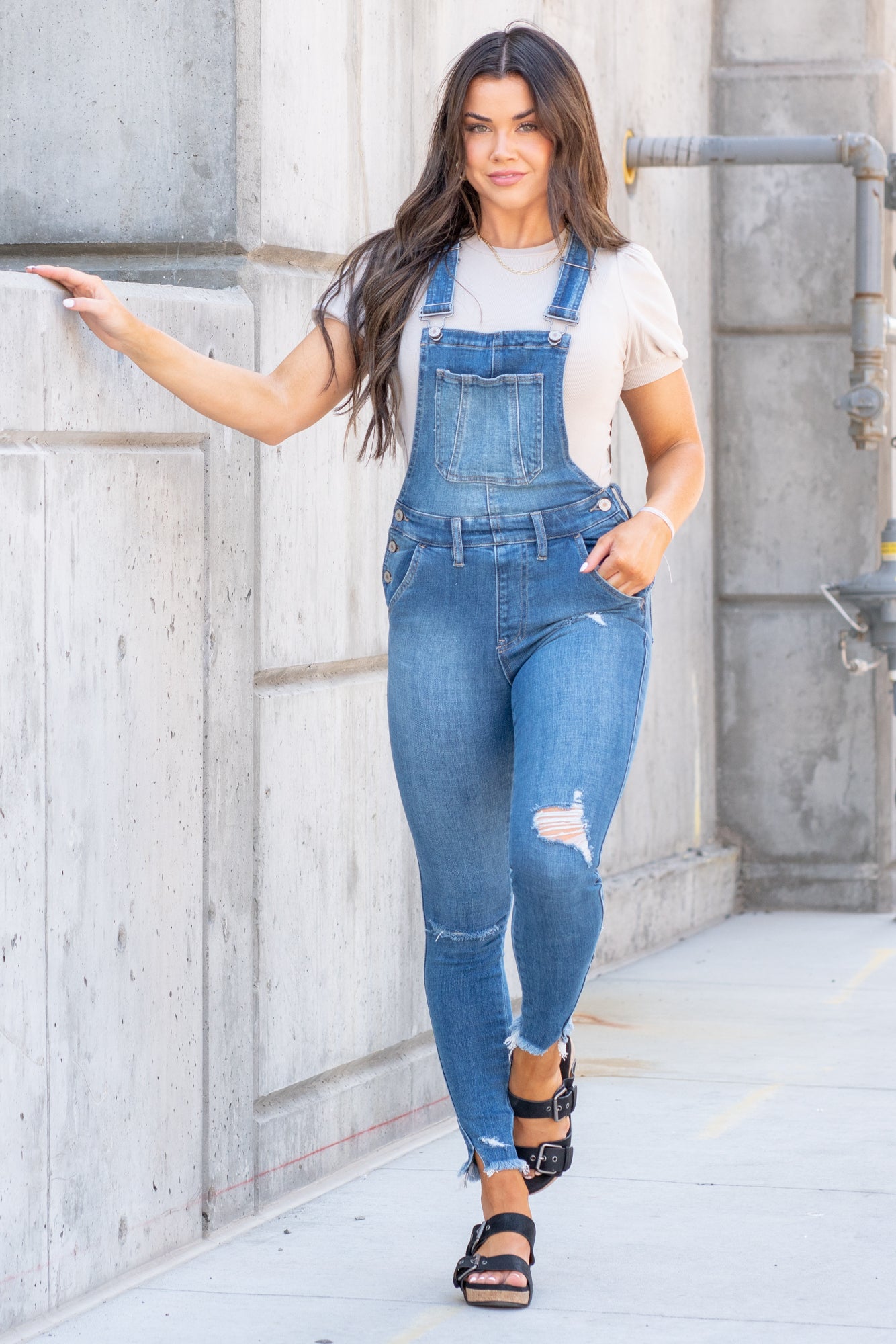 KanCan Jeans 98% Cotton 2% Spandex Medium Blue Cut: Skinny, 26.5" Inseam* Rise: High Rise, 10.25" Front Rise* Stitching: Classic Style #: KC7874M Contact us for any additional measurements or sizing. *Measured on the smallest size, measurements may vary by size. Jacquelyn wears a size 25 in jeans, a small in tops, and 6.5 in shoes. She is wearing a size small in these overalls.