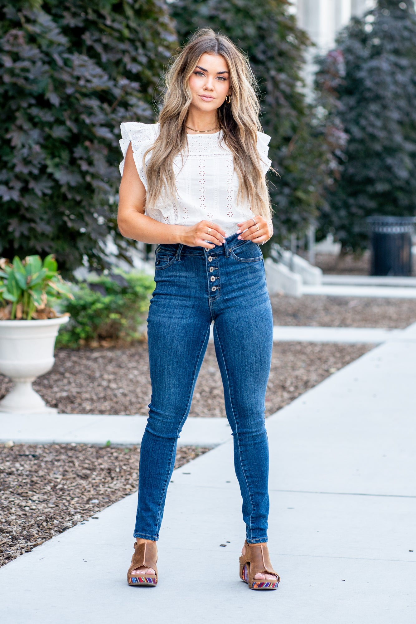 KanCan Jeans Color: Dark Wash Cut: Skinny, 30" Inseam Rise: High Rise, 10" Front Rise COTTON 67.5% POLYESTER 25% RAYON 6.5% SPANDEX 1% Stitching: Classic Fly: Exposed Button Fly Style #: KC7114RM Contact us for any additional measurements or sizing. *Measured on the smallest size, measurements may vary by size. Jacquelyn wears a size 25 in jeans, a small in tops, and 6.5 in shoes. She is wearing size 25 in these jeans.