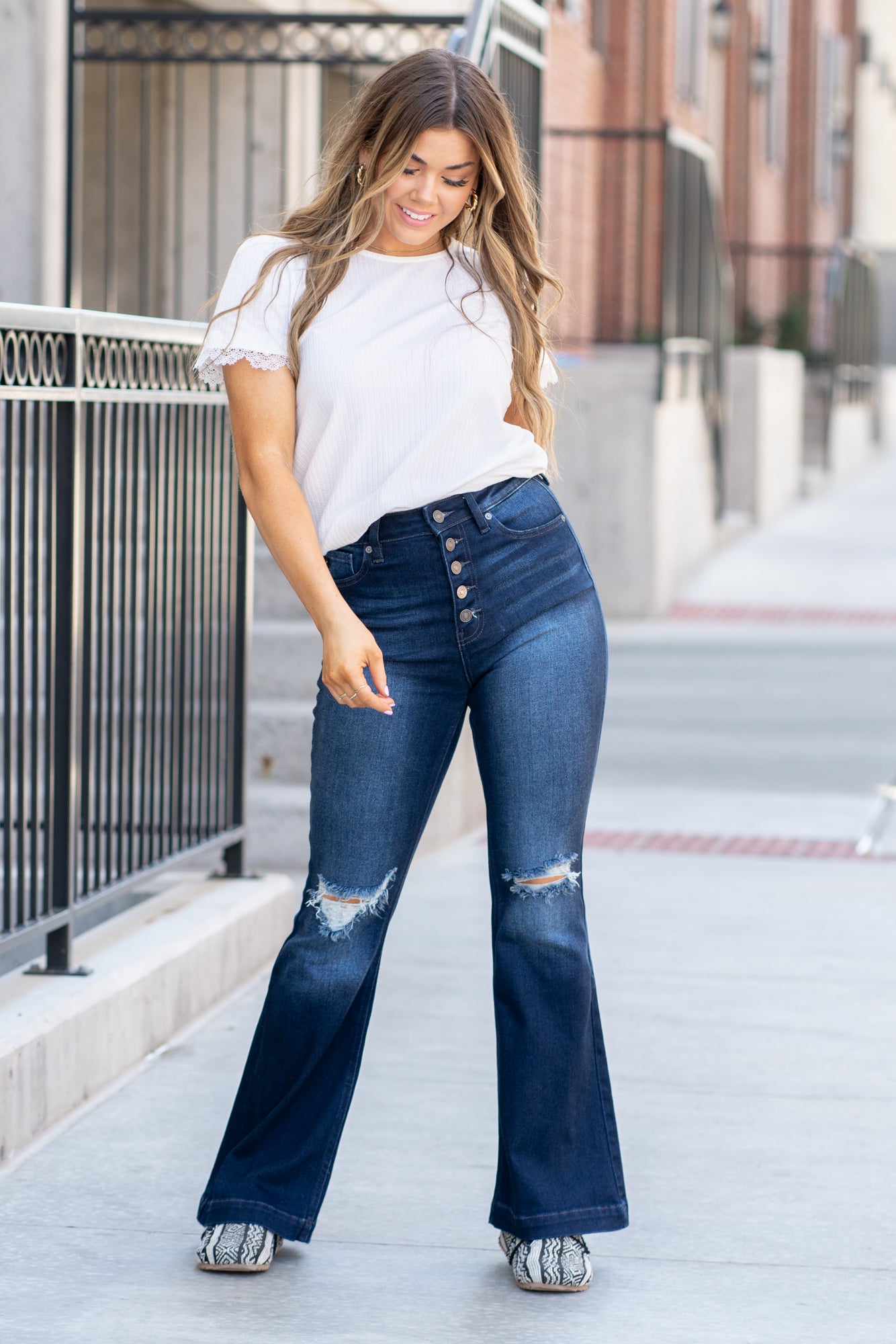 KanCan Jeans Collection: Core Style Skinny, 31" Inseam High Rise, 11.5" Front Rise Medium Blue Wash 95% COTTON, 4% POLYESTER, 1% LYCRA Fly: Exposed Button Fly Style #: KC8596D-PT Contact us for any additional measurements or sizing. *Measured on the smallest size, measurements may vary by size. Jacquelyn wears a size 25 in jeans, a small in tops, and 6.5 in shoes. She is wearing a size small in these overalls.