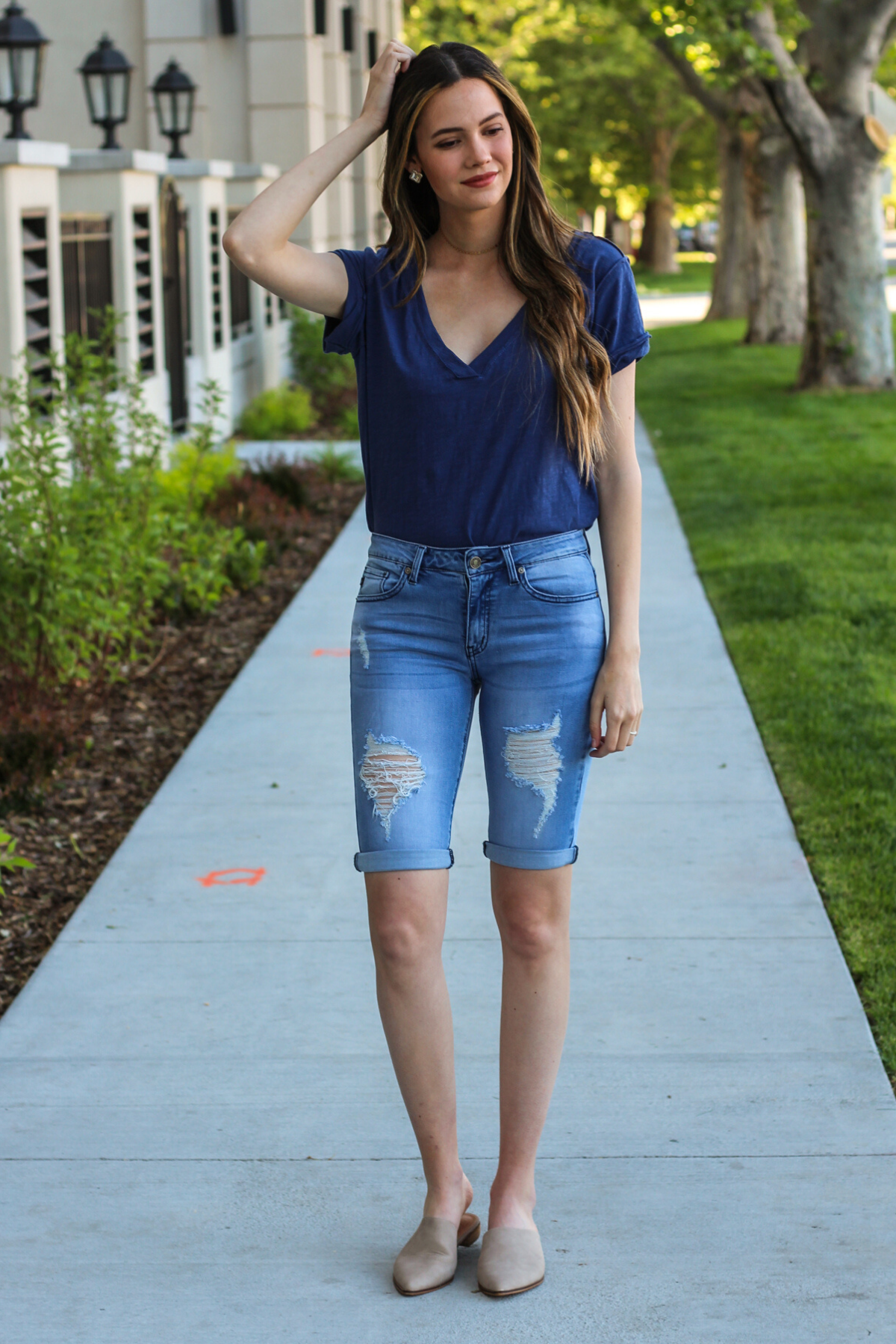 Kan Can Jeans Collection: Core Style Style Name: Melody Color: Medium Light Wash Cut: Bermudas, 11" Inseam Rise: Mid-Rise, 8.5" Front Rise Material: 54% COTTON 34% RAYON 10% POLYESTER 2% SPANDEX Stitching: Classic Fly: Zip Style #: KC6110M