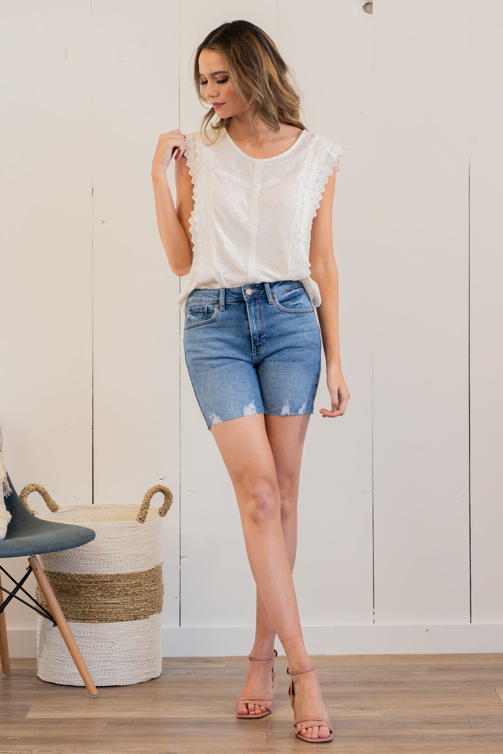 JBD by Just USA Jeans Color: Medium Blue Cut: Shorts, 5" Inseam High Rise, 10" Front Rise Stitching: Classic 95% Cotton 4% Polyester 1% Spandex Fly: Zipper Style #: DH615-MD Mckenna is 5'10" and 122 pounds. She wears a size small top, a 4 in jeans and a size 8.5 in shoes. She is wearing a size small in these shorts.