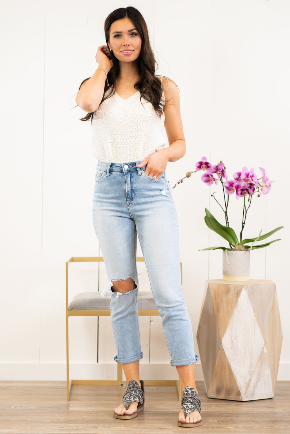 Vervet Flying Monkey Jeans These rolled cuffed ultra high rise straight jeans are so cute for spring. Pair with sandals and a tank for a casual day-out look. Collection: Spring 2021 Style Name: Carefree Color: Light Blue Wash Cut: Ankle Skinny, 26" Rise: Suoer High-Rise, 11" Front Rise Material: 90.5%COTTON, 7.5%POLYESTER, 2%SPANDEX Machine Wash Separately In Cold Water Stitching: Classic Fly: Zip Fly Style #: V2218 Contact us for any additional measurements or sizing.