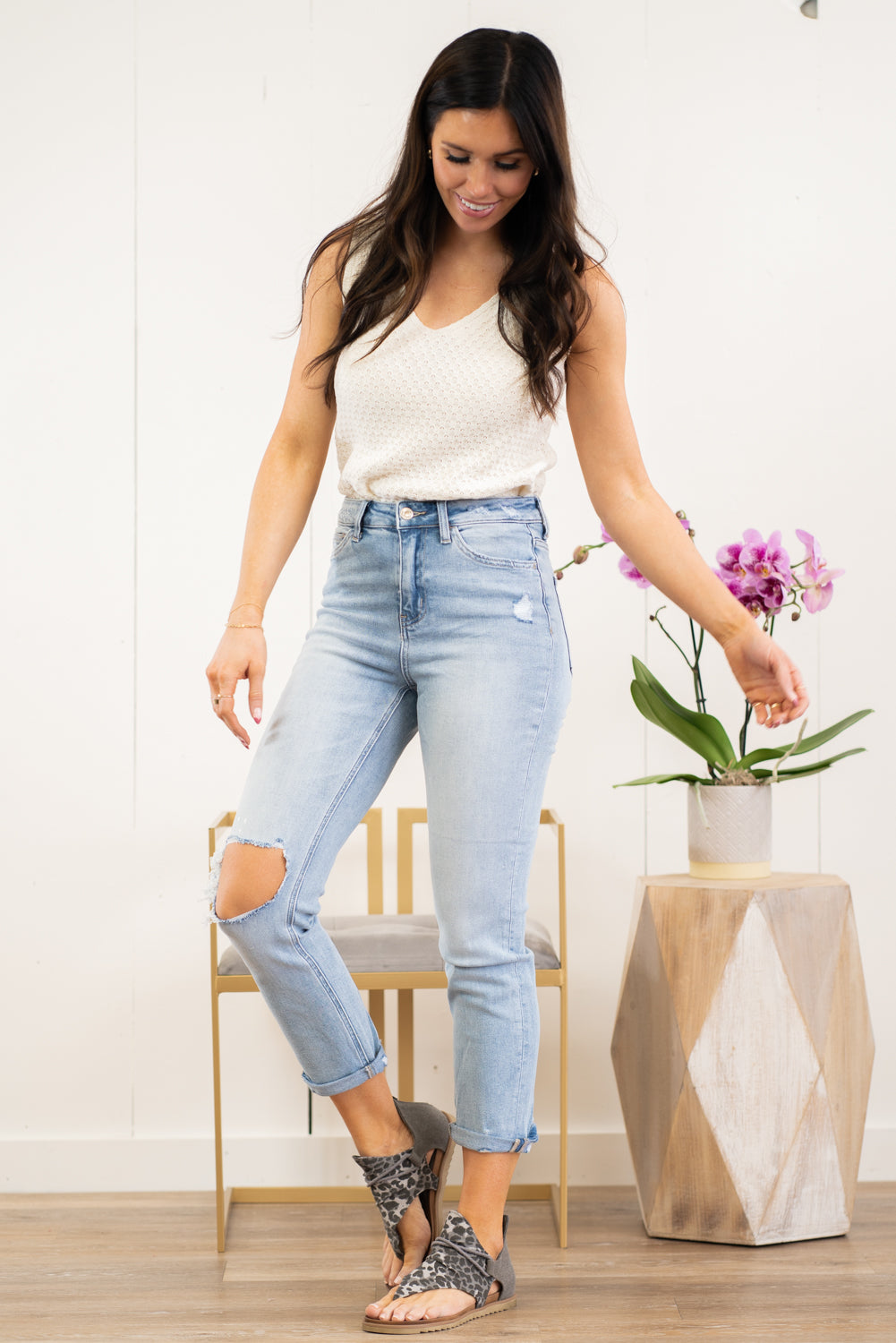 Vervet Flying Monkey Jeans These rolled cuffed ultra high rise straight jeans are so cute for spring. Pair with sandals and a tank for a casual day-out look. Collection: Spring 2021 Style Name: Carefree Color: Light Blue Wash Cut: Ankle Skinny, 26" Rise: Suoer High-Rise, 11" Front Rise Material: 90.5%COTTON, 7.5%POLYESTER, 2%SPANDEX Machine Wash Separately In Cold Water Stitching: Classic Fly: Zip Fly Style #: V2218 Contact us for any additional measurements or sizing.