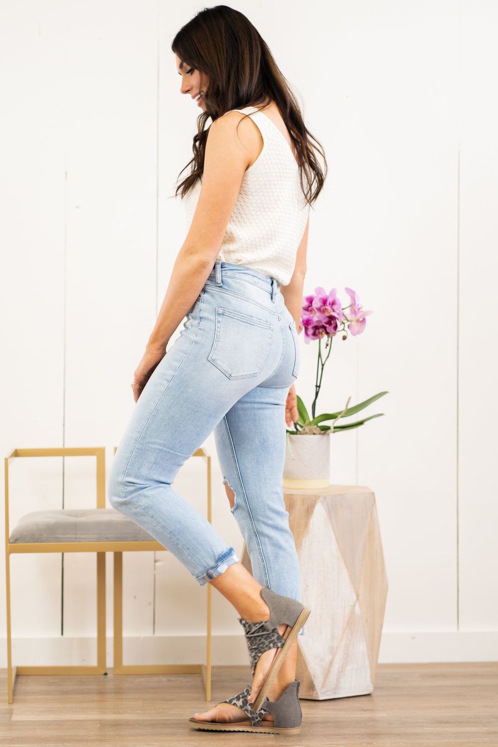 Vervet Flying Monkey Jeans These rolled cuffed ultra high rise straight jeans are so cute for spring. Pair with sandals and a tank for a casual day-out look. Collection: Spring 2021 Style Name: Carefree Color: Light Blue Wash Cut: Ankle Skinny, 26" Rise: Suoer High-Rise, 11" Front Rise Material: 90.5%COTTON, 7.5%POLYESTER, 2%SPANDEX Machine Wash Separately In Cold Water Stitching: Classic Fly: Zip Fly Style #: V2218 Contact us for any additional measurements or sizing.
