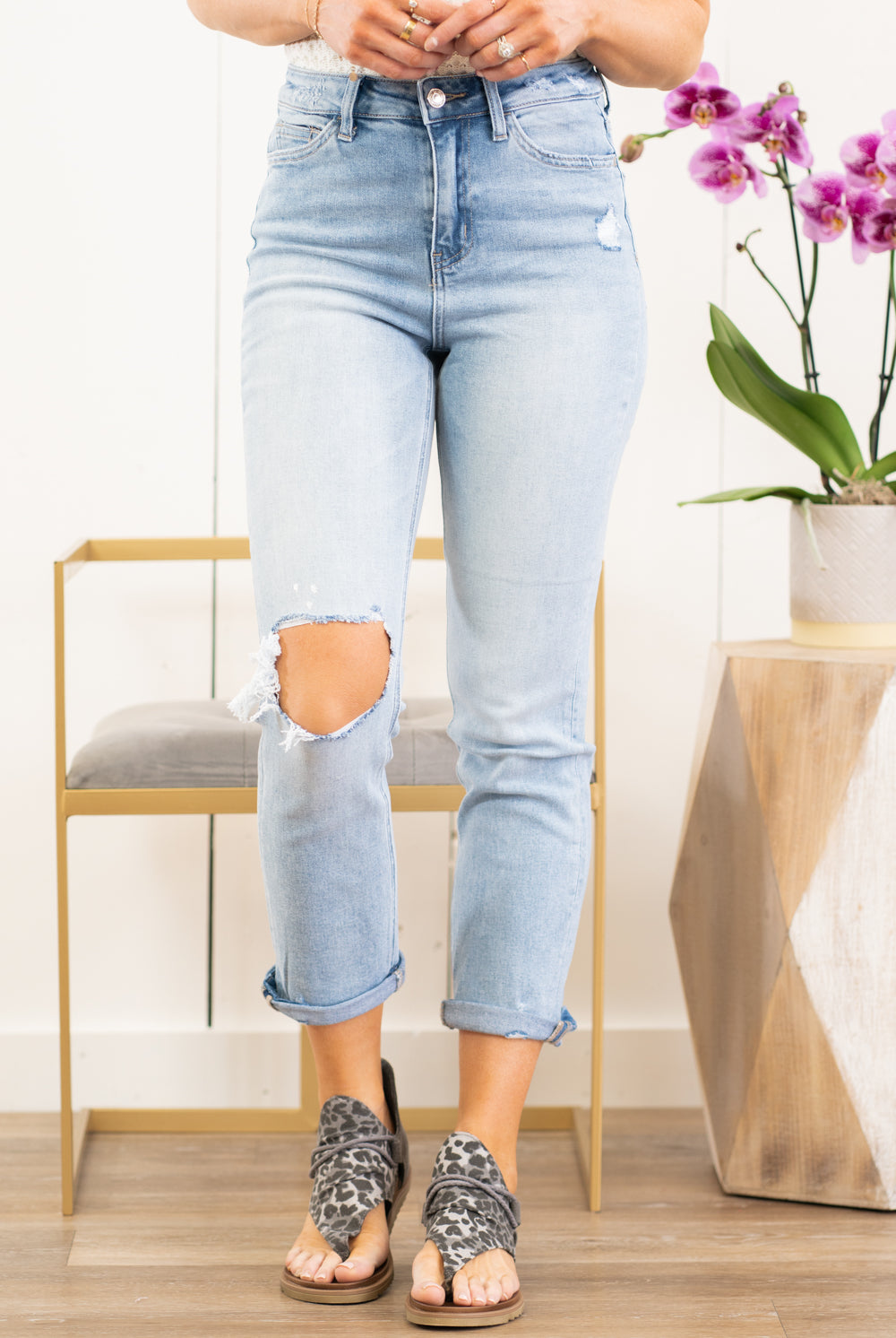 Vervet Flying Monkey Jeans These rolled cuffed ultra high rise straight jeans are so cute for spring. Pair with sandals and a tank for a casual day-out look. Collection: Spring 2021 Style Name: Carefree Color: Light Blue Wash Cut: Ankle Skinny, 26" Rise: Suoer High-Rise, 11" Front Rise Material: 90.5%COTTON, 7.5%POLYESTER, 2%SPANDEX Machine Wash Separately In Cold Water Stitching: Classic Fly: Zip Fly Style #: V2218 Contact us for any additional measurements or sizing.