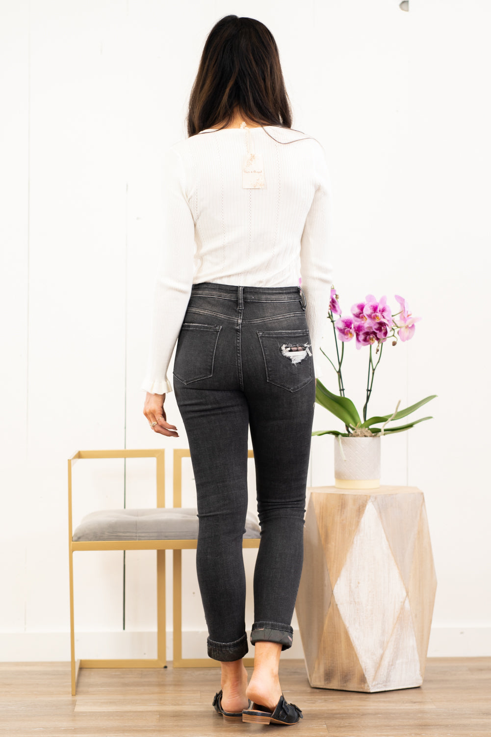 VERVET by Flying Monkey Jeans Camouflage is a must have trendy print and these Camo Patch skinny jeans offer a cute distressed look with coverage. Collection: Spring 2021 Skinny, 27" Inseam Rise: High Rise, 10" Front Rise 93.8% COTTON, 5.4% POLYESTER, 0.8% SPANDEX Stitching: Classic Fly: Zip Fly Style #: T5025 Contact us for any additional measurements or sizing.