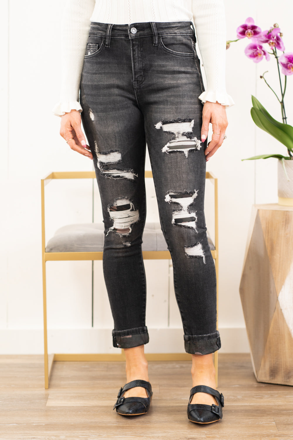 VERVET by Flying Monkey Jeans Camouflage is a must have trendy print and these Camo Patch skinny jeans offer a cute distressed look with coverage. Collection: Spring 2021 Skinny, 27" Inseam Rise: High Rise, 10" Front Rise 93.8% COTTON, 5.4% POLYESTER, 0.8% SPANDEX Stitching: Classic Fly: Zip Fly Style #: T5025 Contact us for any additional measurements or sizing.