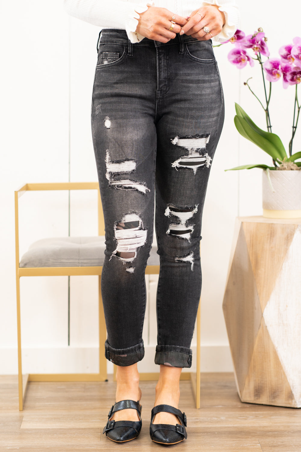 VERVET by Flying Monkey Jeans Camouflage is a must have trendy print and these Camo Patch skinny jeans offer a cute distressed look with coverage. Collection: Spring 2021 Skinny, 27" Inseam Rise: High Rise, 10" Front Rise 93.8% COTTON, 5.4% POLYESTER, 0.8% SPANDEX Stitching: Classic Fly: Zip Fly Style #: T5025 Contact us for any additional measurements or sizing.
