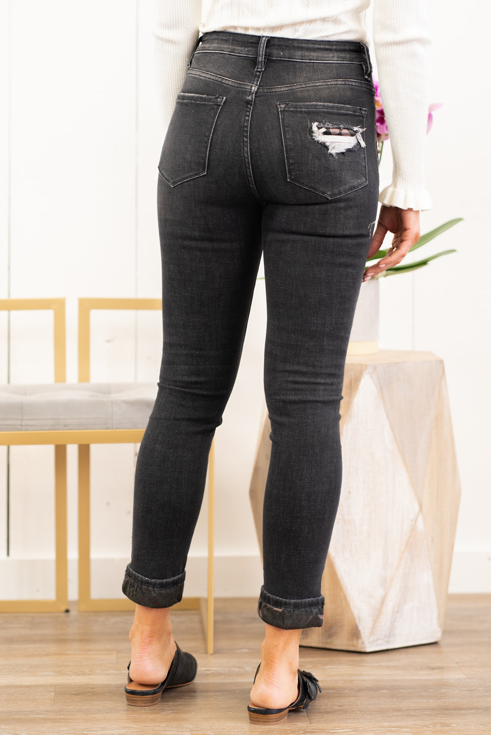 VERVET by Flying Monkey Jeans Camouflage is a must have trendy print and these Camo Patch skinny jeans offer a cute distressed look with coverage. Collection: Spring 2021 Skinny, 27" Inseam Rise: High Rise, 10" Front Rise 93.8% COTTON, 5.4% POLYESTER, 0.8% SPANDEX Stitching: Classic Fly: Zip Fly Style #: T5025 Contact us for any additional measurements or sizing.