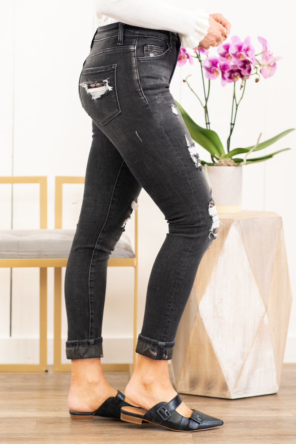 VERVET by Flying Monkey Jeans Camouflage is a must have trendy print and these Camo Patch skinny jeans offer a cute distressed look with coverage. Collection: Spring 2021 Skinny, 27" Inseam Rise: High Rise, 10" Front Rise 93.8% COTTON, 5.4% POLYESTER, 0.8% SPANDEX Stitching: Classic Fly: Zip Fly Style #: T5025 Contact us for any additional measurements or sizing.