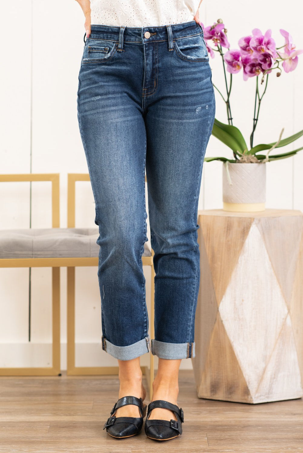Flying Monkey Jeans A stretchy denim with a slouchy relaxed fit make these boyfriend jeans comfortable for everyday wear. Collection: Winter 2021 Name: Poison Cut: Boyfriend Fit, 27" Inseam Rise: High Rise, 10.25" Front Rise 99% COTTON, 1% SPANDEX Stitching: Classic Style #: Y3975 Contact us for any additional measurements or sizing. Chloe is 5’8" and 130 pounds. She wears a size 3 in jeans, a small top and 8.5 in shoes. She is wearing a 26/3 in these jeans.