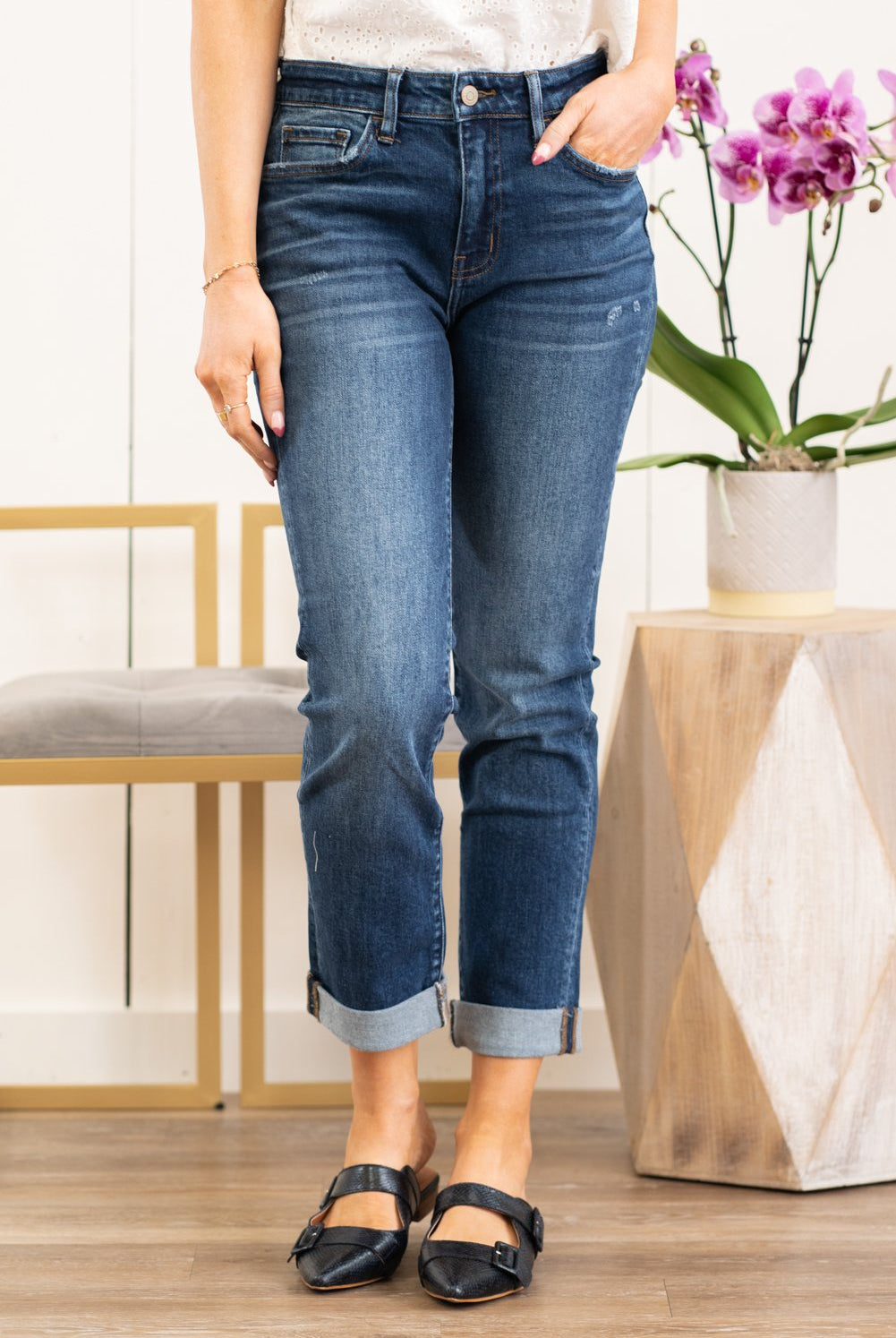 Flying Monkey Jeans A stretchy denim with a slouchy relaxed fit make these boyfriend jeans comfortable for everyday wear. Collection: Winter 2021 Name: Poison Cut: Boyfriend Fit, 27" Inseam Rise: High Rise, 10.25" Front Rise 99% COTTON, 1% SPANDEX Stitching: Classic Style #: Y3975 Contact us for any additional measurements or sizing. Chloe is 5’8" and 130 pounds. She wears a size 3 in jeans, a small top and 8.5 in shoes. She is wearing a 26/3 in these jeans.