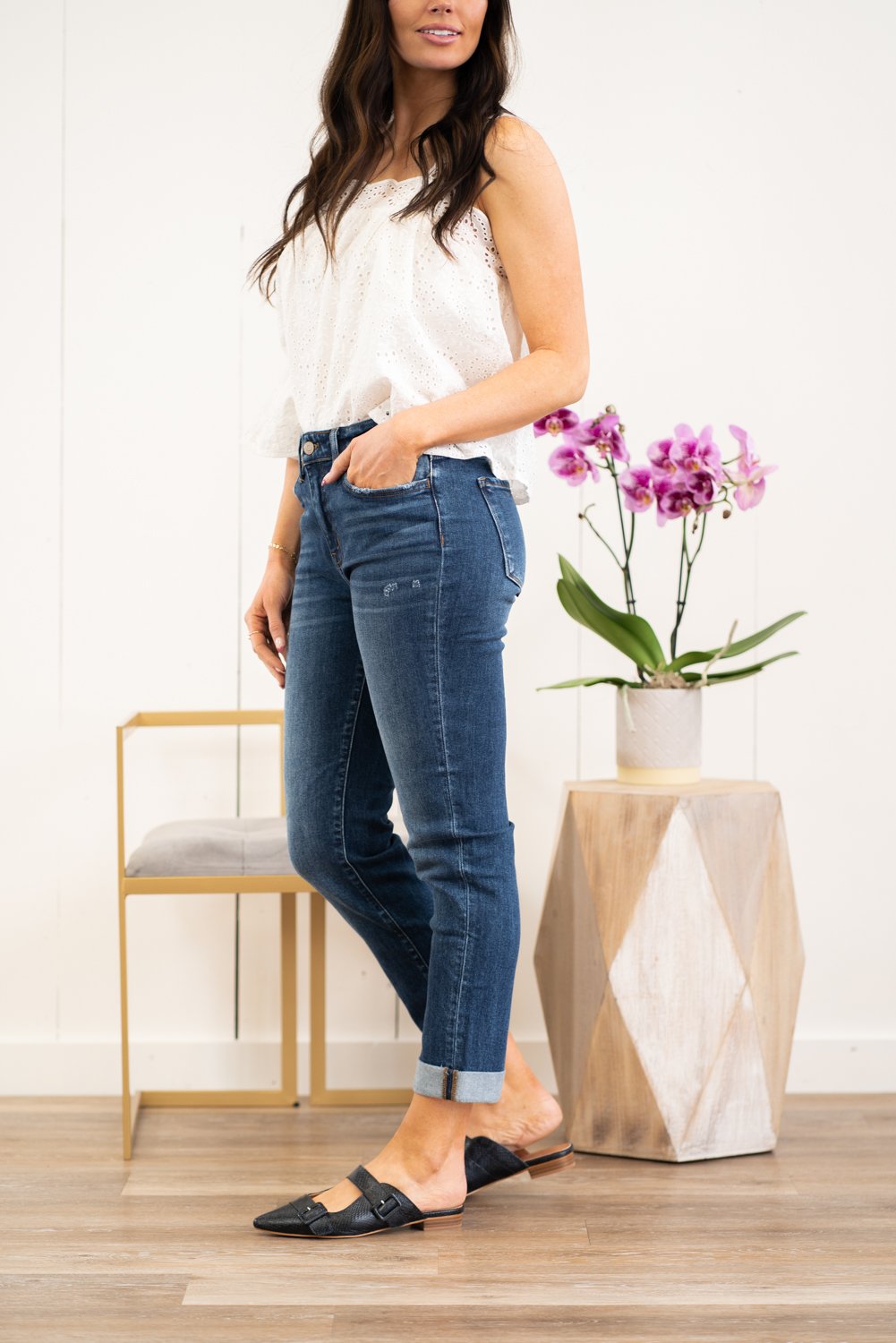 Flying Monkey Jeans A stretchy denim with a slouchy relaxed fit make these boyfriend jeans comfortable for everyday wear. Collection: Winter 2021 Name: Poison Cut: Boyfriend Fit, 27" Inseam Rise: High Rise, 10.25" Front Rise 99% COTTON, 1% SPANDEX Stitching: Classic Style #: Y3975 Contact us for any additional measurements or sizing. Chloe is 5’8" and 130 pounds. She wears a size 3 in jeans, a small top and 8.5 in shoes. She is wearing a 26/3 in these jeans.
