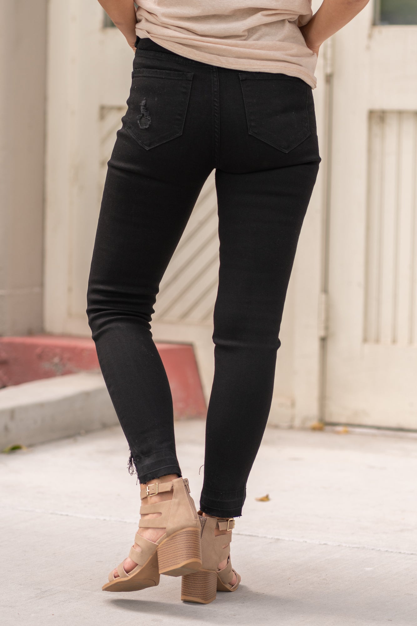 KanCan Jeans Color: Black Cut: Ankle Skinny, 27.5" Inseam Rise: High-Rise, 9.5" Front Rise Material: COTTON 38% LY 31.2% POLYESTER 29% SPANDEX 1.2% Detail: Step-Hem and Distressed Ripped Legs Fly: Zipper Fly Style #: KC7283BK Contact us for any additional measurements or sizing.